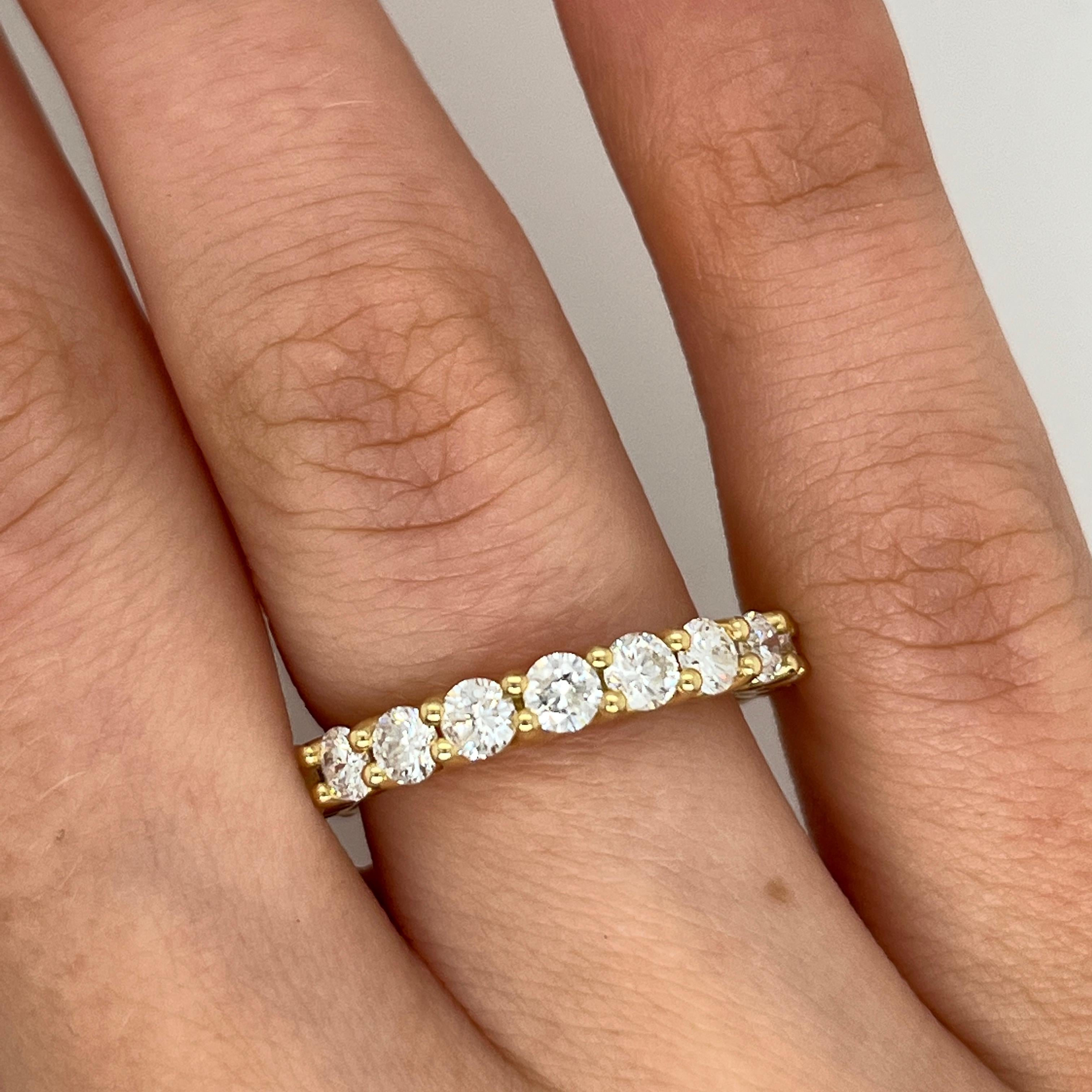  Anello a eternità completa con diamante in oro giallo 18ct
Con 2,0 carati di diamanti naturali taglio brillante, questo anello è il simbolo perfetto del tuo impegno senza fine. 

Peso totale dei diamanti: 2,0ct 
Colore del diamante: G-H.
Chiarezza