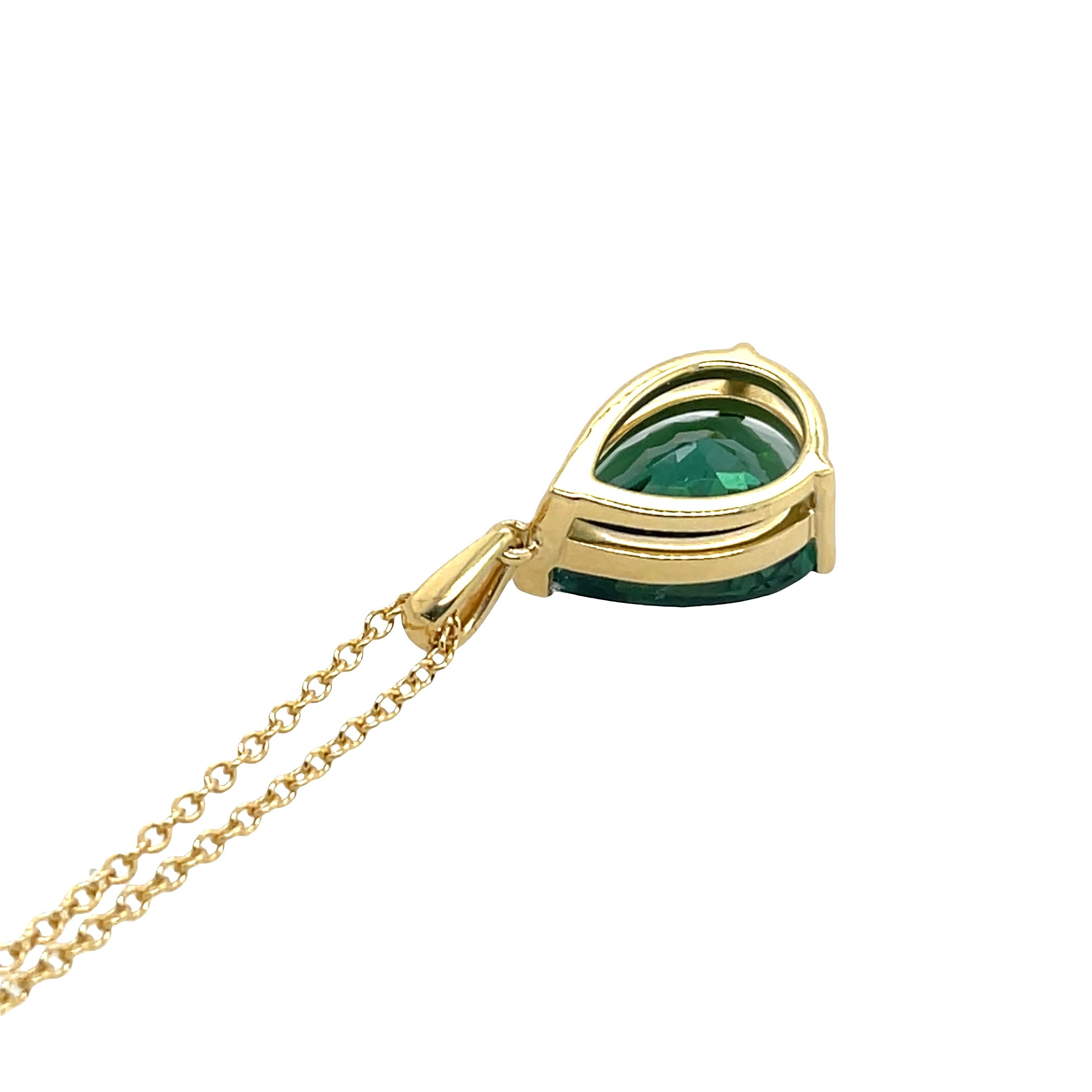 Donna 18ct Yellow Gold Green Tourmaline Pendant on 18ct Chain in vendita