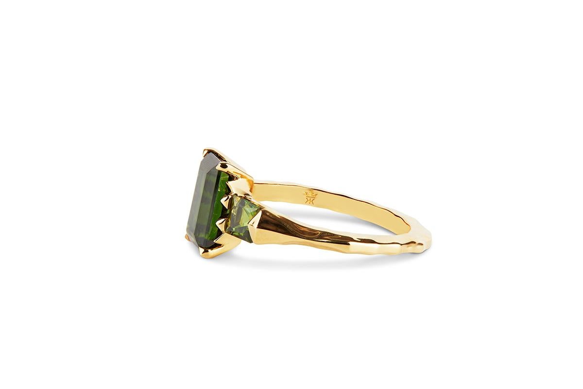 Contemporary 18ct Yellow Gold & Green Tourmaline Ring For Sale
