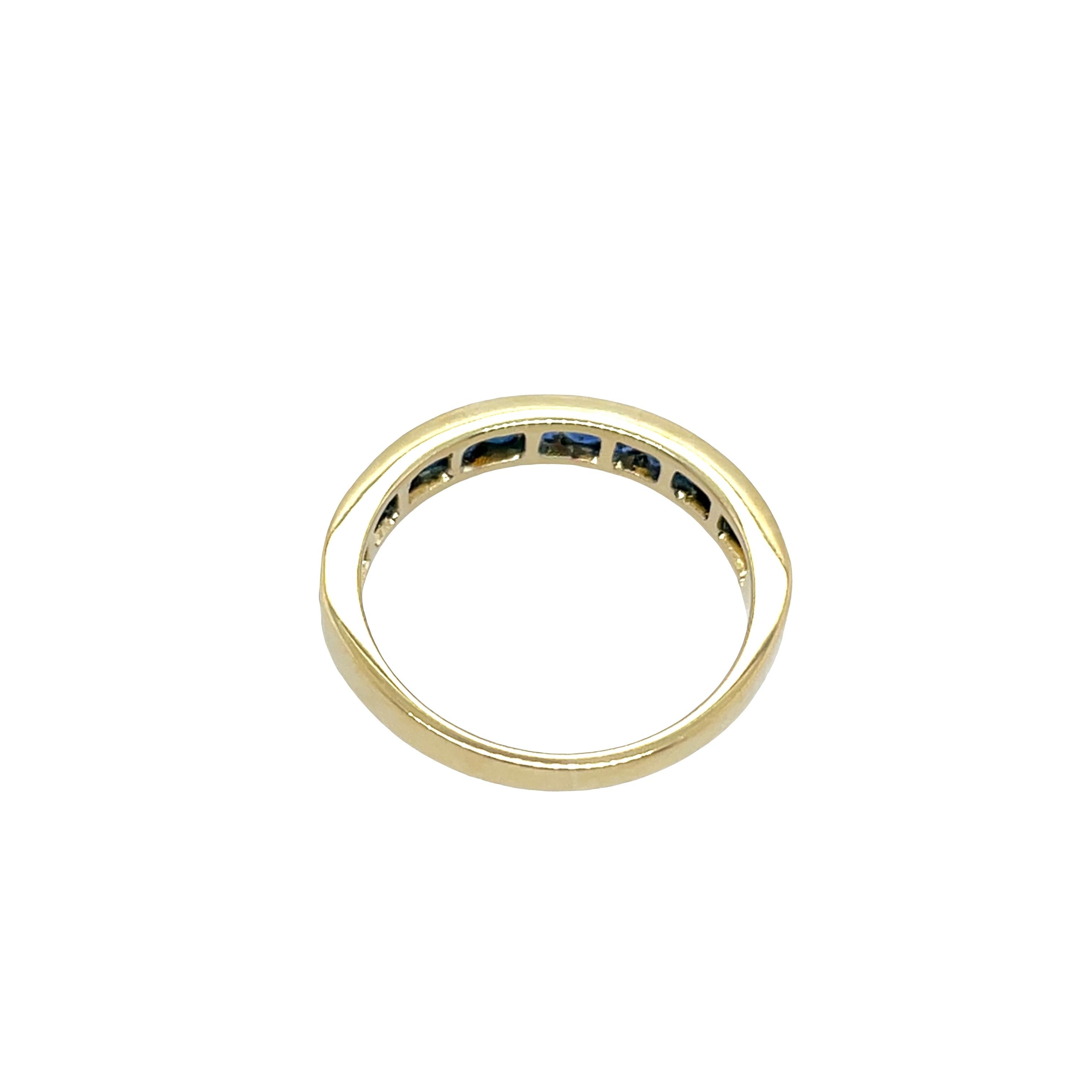 Bague demi-éternité en or jaune 18ct avec saphir naturel Excellent état - En vente à London, GB