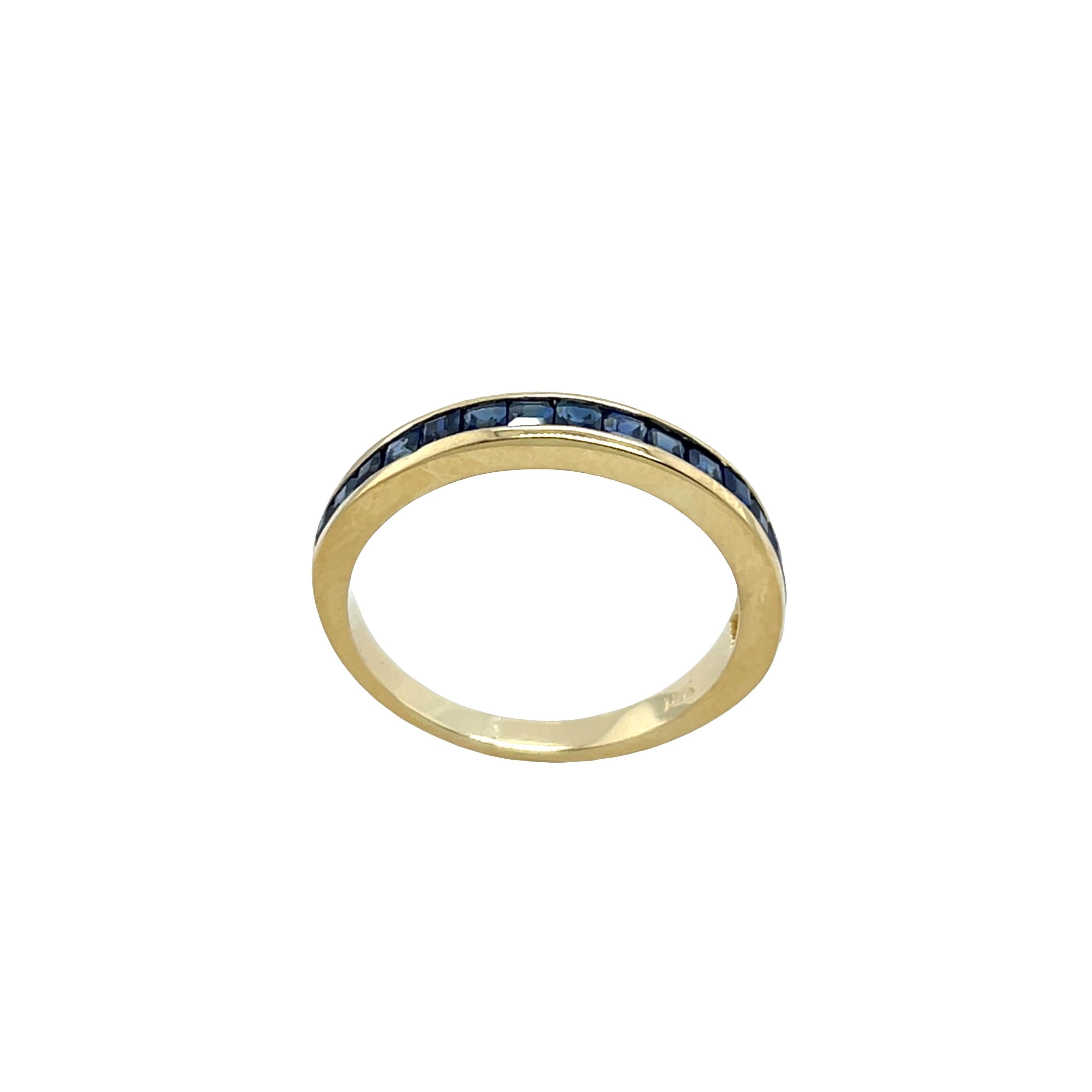Bague demi-éternité en or jaune 18ct avec saphir naturel en vente 1