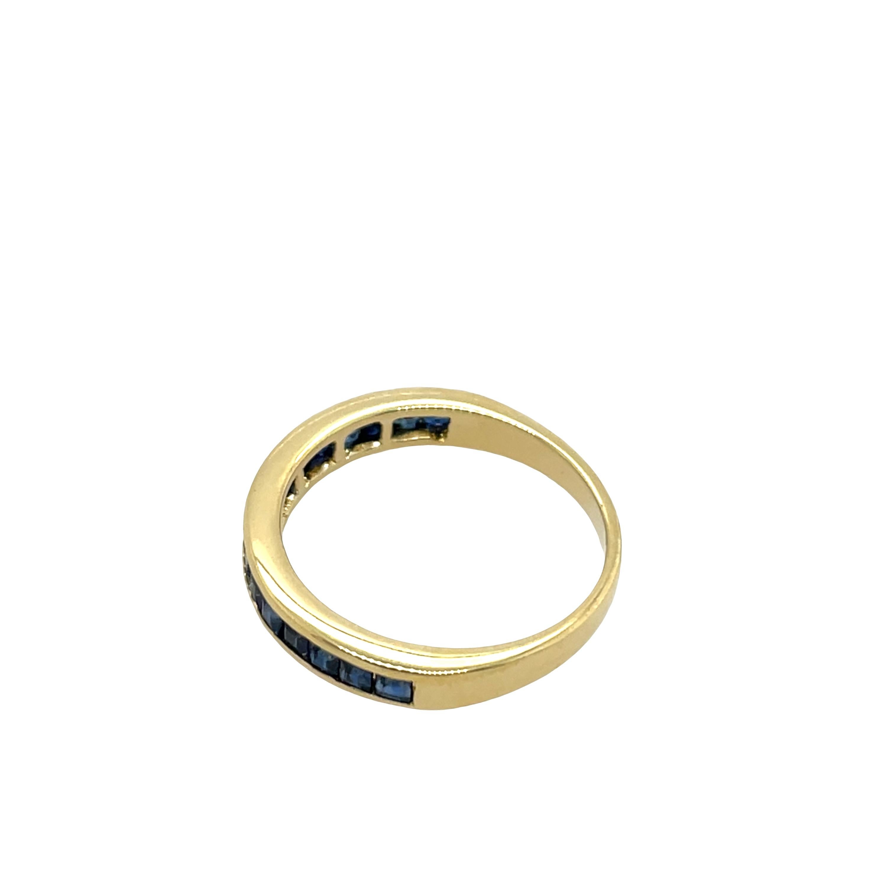 Bague demi-éternité en or jaune 18ct avec saphir naturel en vente 2