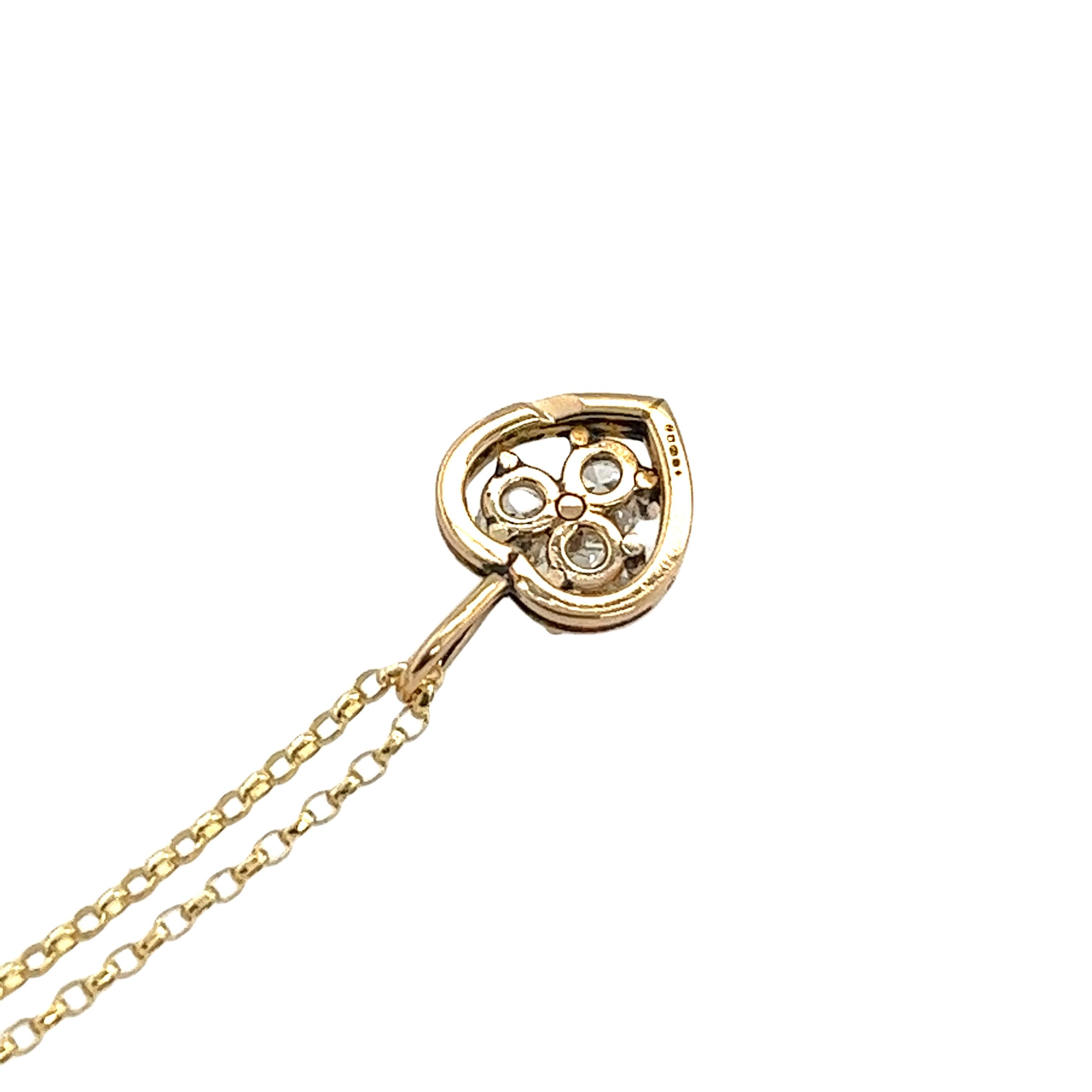 Ajoutez une touche d'élégance à votre collection de bijoux avec ce superbe pendentif en forme de cœur en or jaune 18ct, magnifiquement serti de 3 diamants ronds étincelants, ce qui en fait un cadeau idéal pour un être cher ou une attention