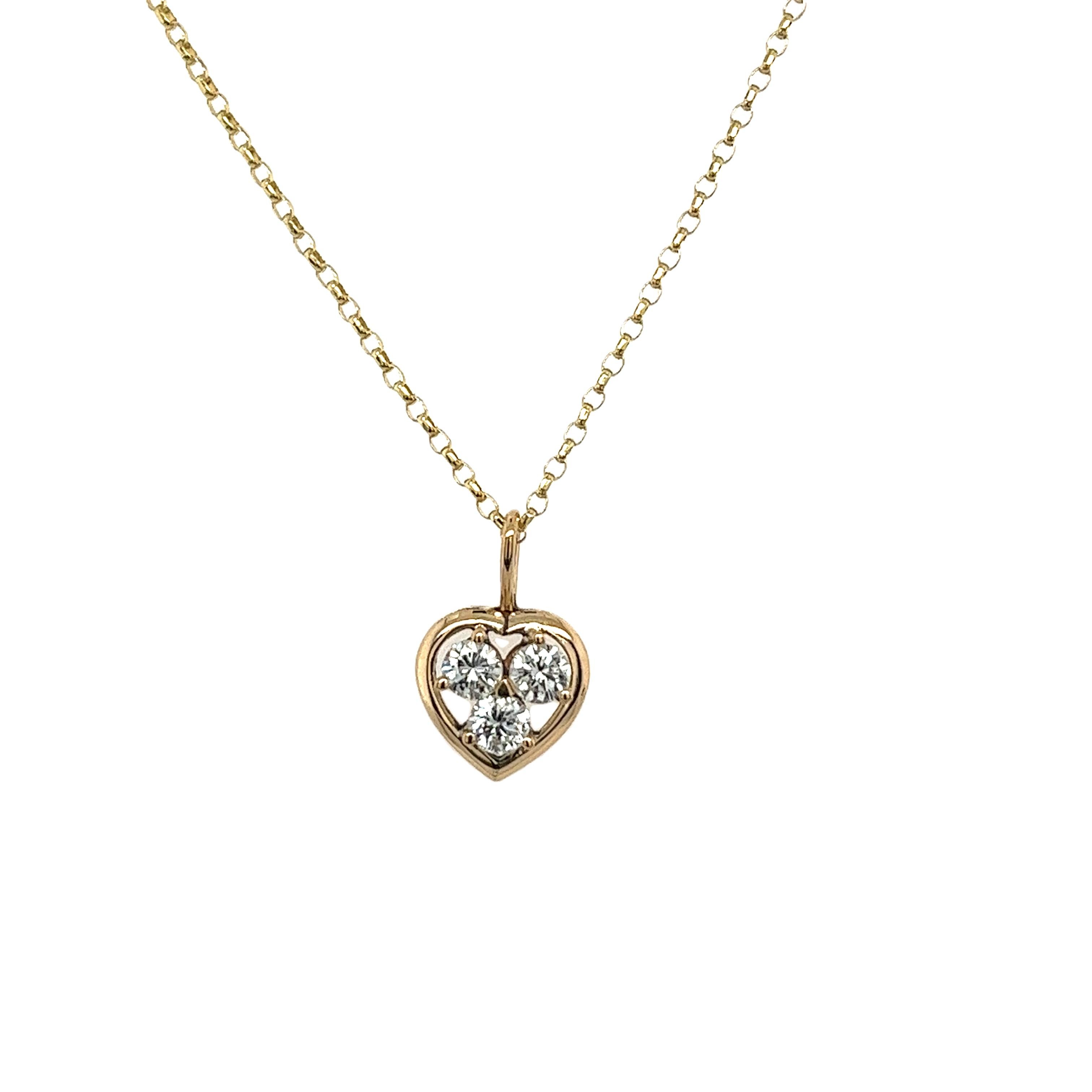 Taille ronde Pendentif en or jaune 18 carats en forme de cœur serti de 3 diamants ronds en vente