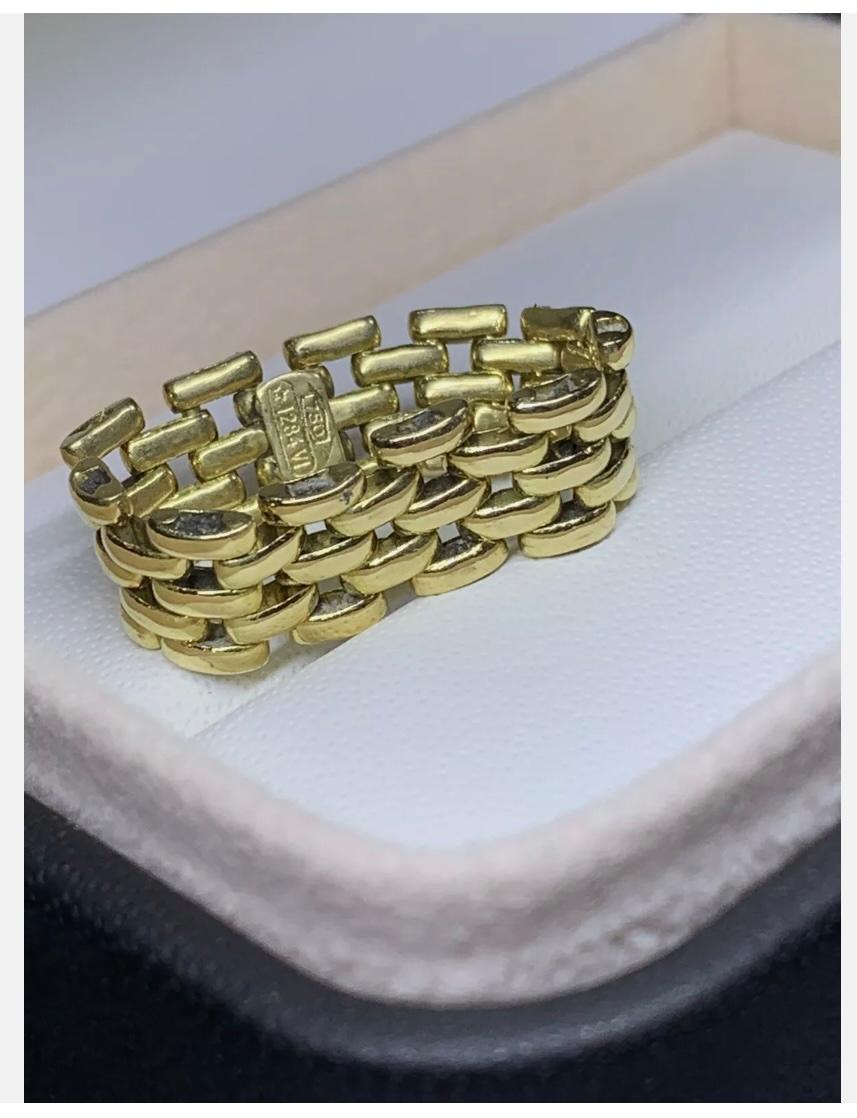 18ct Yellow Gold Heirloom Woven Chunky Engagement Ring 5.4g
Size O
This stunning engagement ring from Heirloom is crafted from 18ct yellow gold, making it a timeless piece that will surely become a treasured heirloom. With a chunky, woven design and