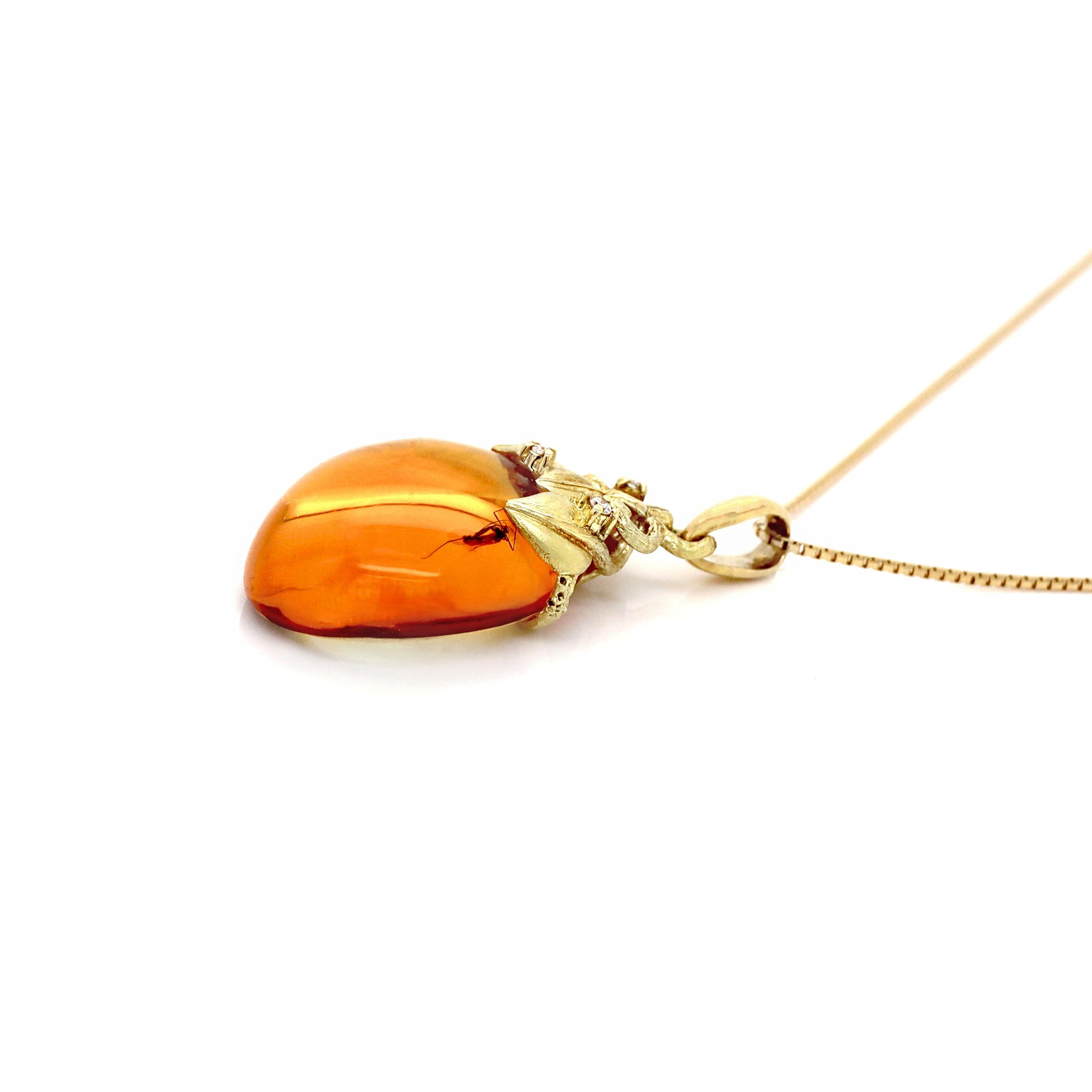 18CT Yellow Gold Insect In Amber And Diamond Pendant With Necklace For Sale 1