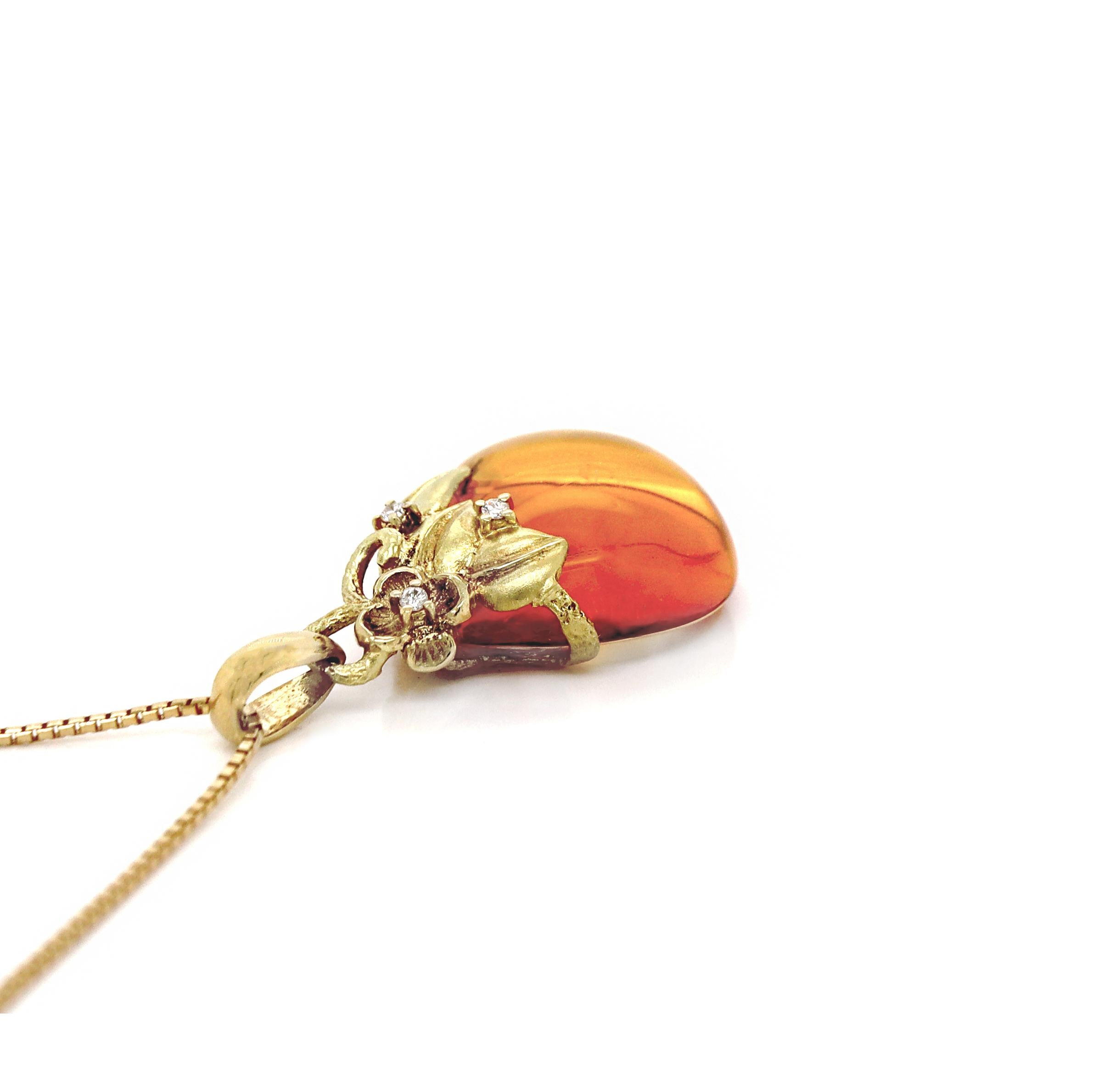 18CT Yellow Gold Insect In Amber And Diamond Pendant With Necklace For Sale 2