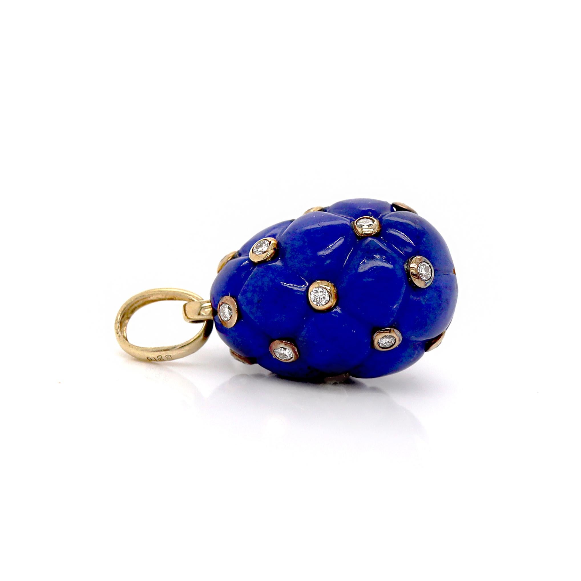 Pendentif Œuf en or jaune 18ct Lapis Lazuli et diamant

Cet exquis pendentif en or jaune 18 ct rappelle un œuf de Fabergé, mettant en vedette un magnifique lapis-lazuli massif dans un élégant design en forme d'œuf. Le bleu riche et profond du