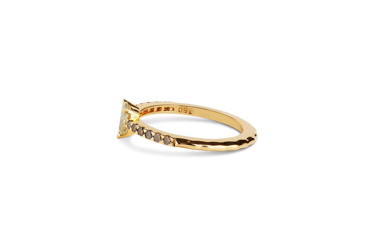 Contemporary 18ct Yellow Gold & Light Teardrop Diamond Ring For Sale