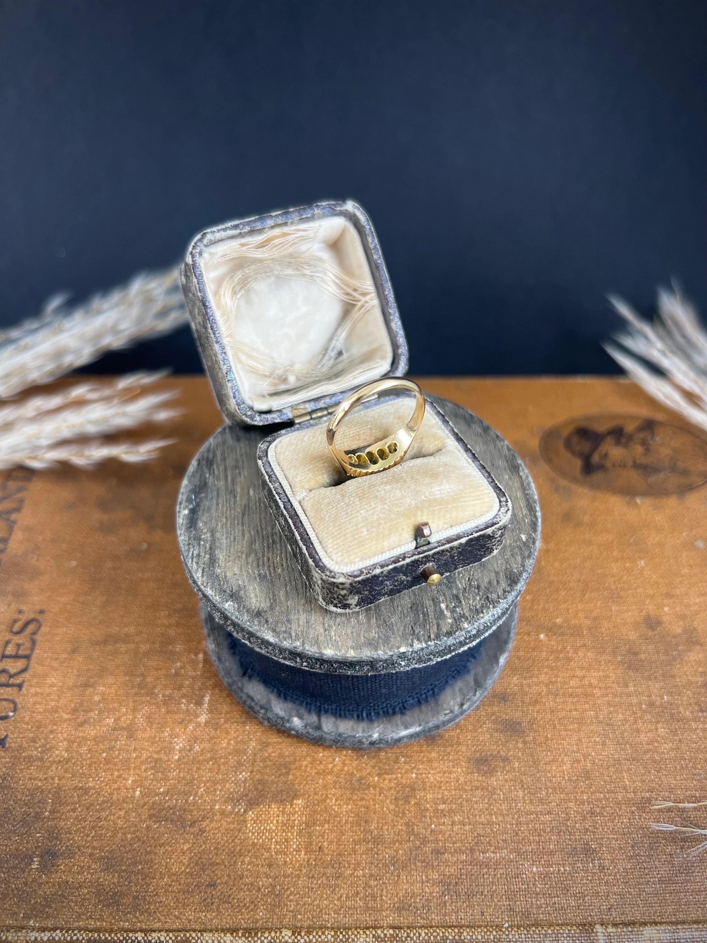 18ct Yellow Gold, London Hallmarked Edwardian 5 Stone Emerald & Diamond Ring For Sale 5