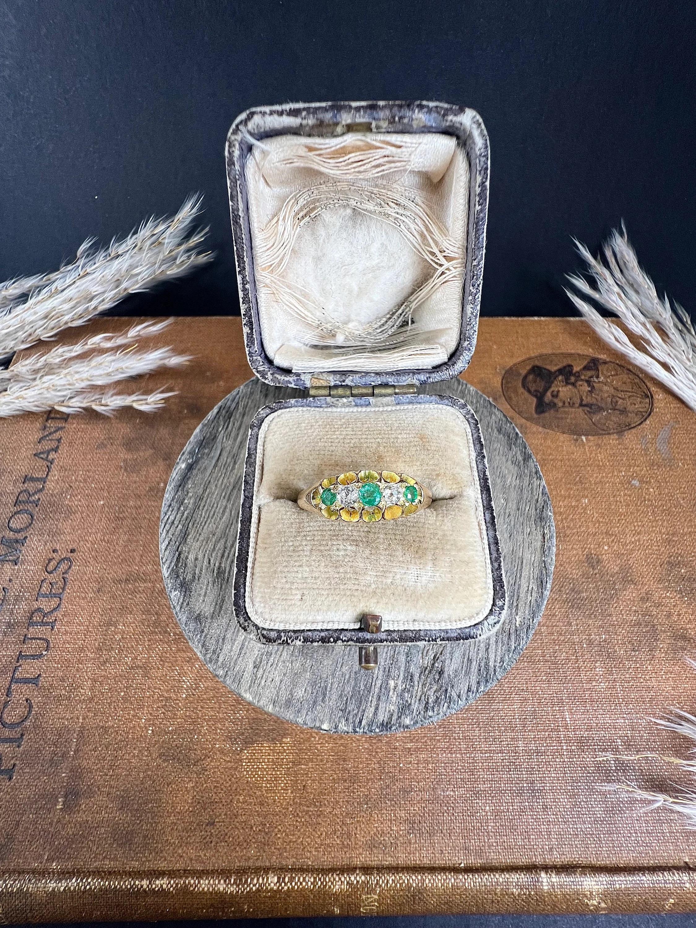 18ct Yellow Gold, London Hallmarked Edwardian 5 Stone Emerald & Diamond Ring In Good Condition For Sale In Brighton, GB