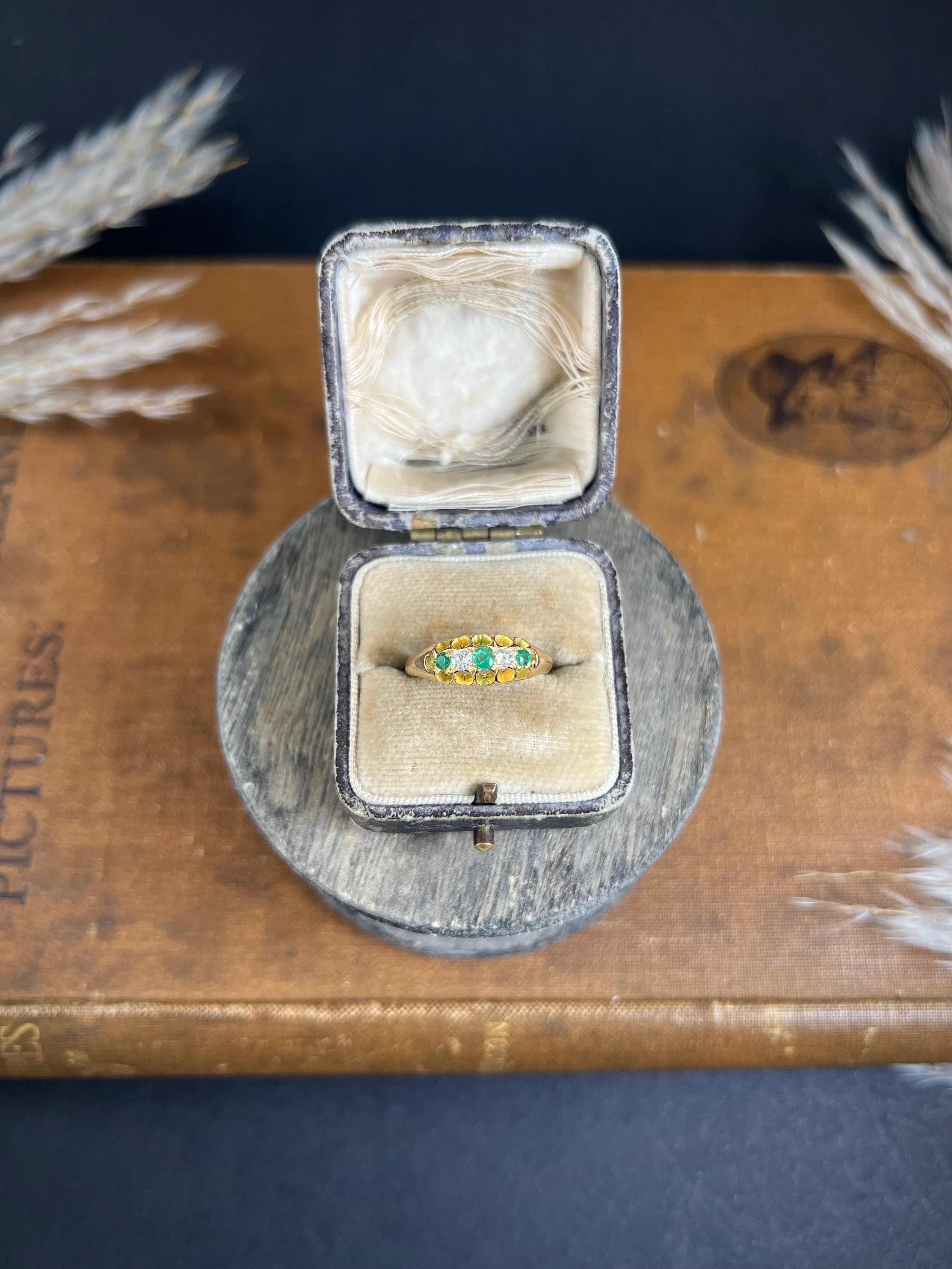 Women's or Men's 18ct Yellow Gold, London Hallmarked Edwardian 5 Stone Emerald & Diamond Ring For Sale
