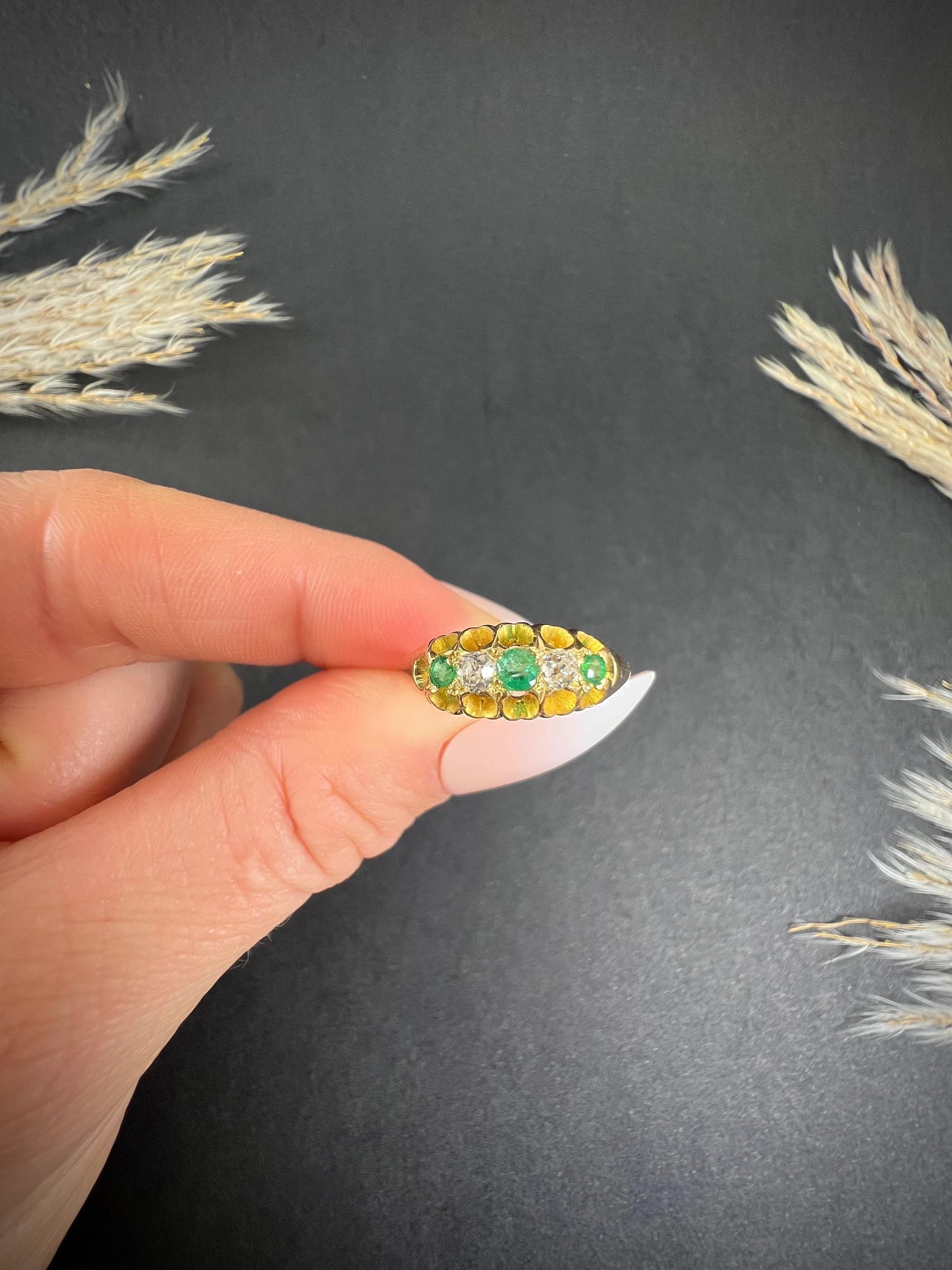 18ct Yellow Gold, London Hallmarked Edwardian 5 Stone Emerald & Diamond Ring For Sale 2