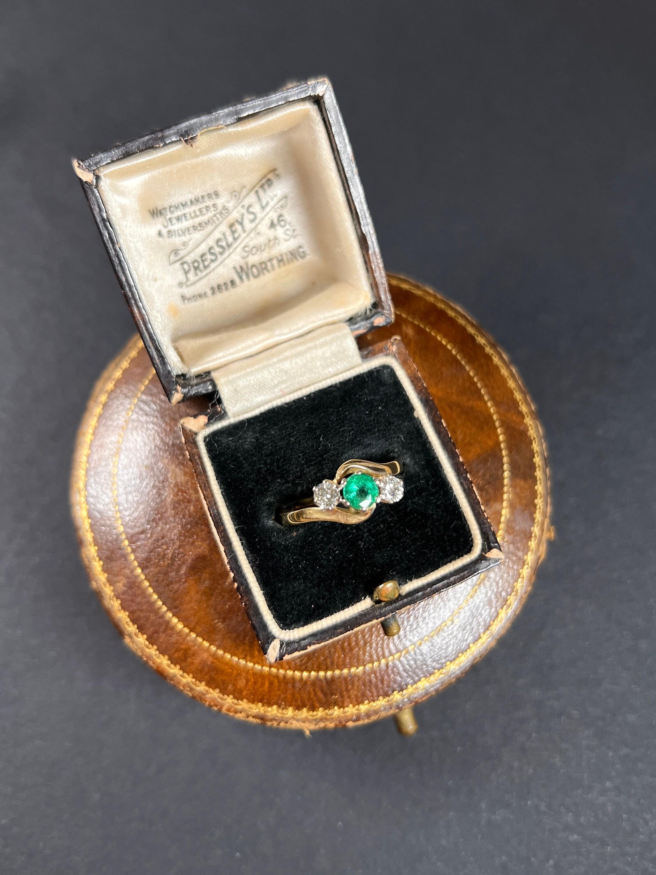 18ct Yellow Gold London Marked 1988 Three Stone Emerald & Diamond Crossover Ring For Sale 5