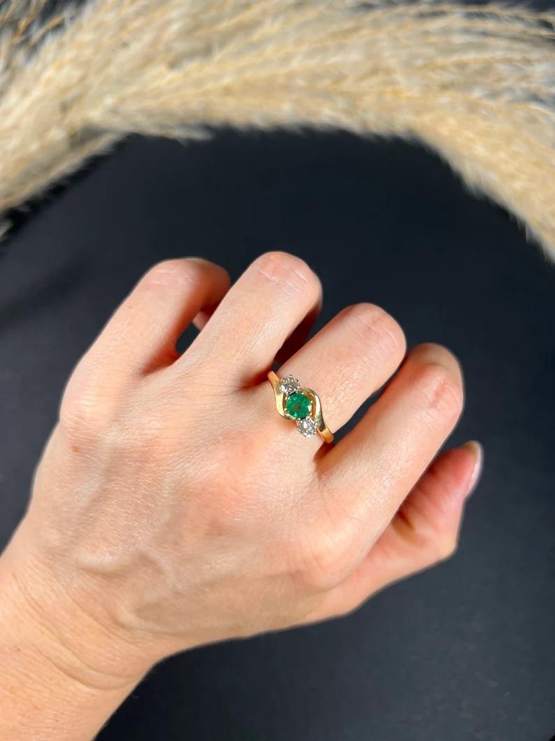 18ct Yellow Gold London Marked 1988 Three Stone Emerald & Diamond Crossover Ring For Sale 6