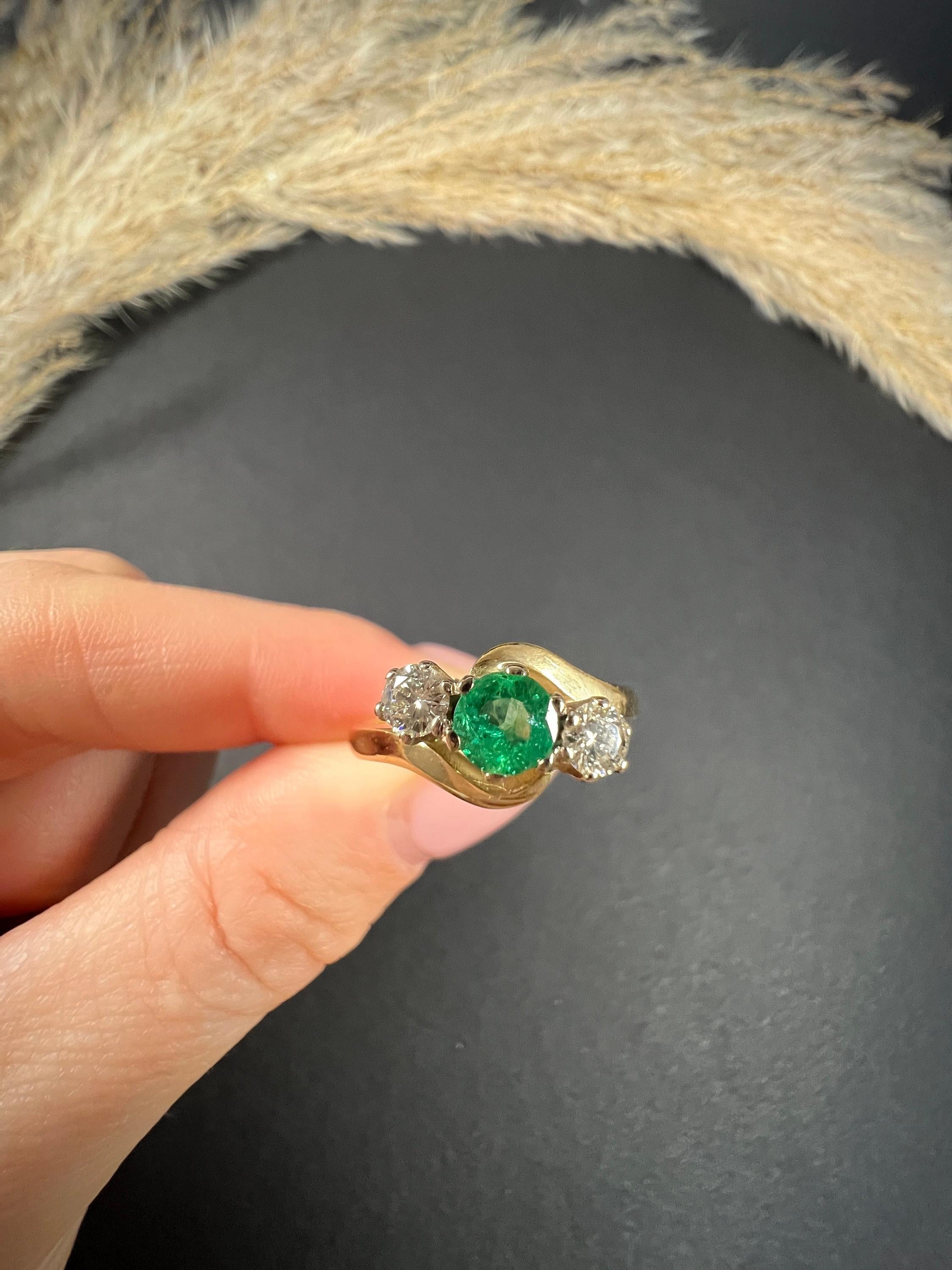 18ct Yellow Gold London Marked 1988 Three Stone Emerald & Diamond Crossover Ring In Good Condition For Sale In Brighton, GB