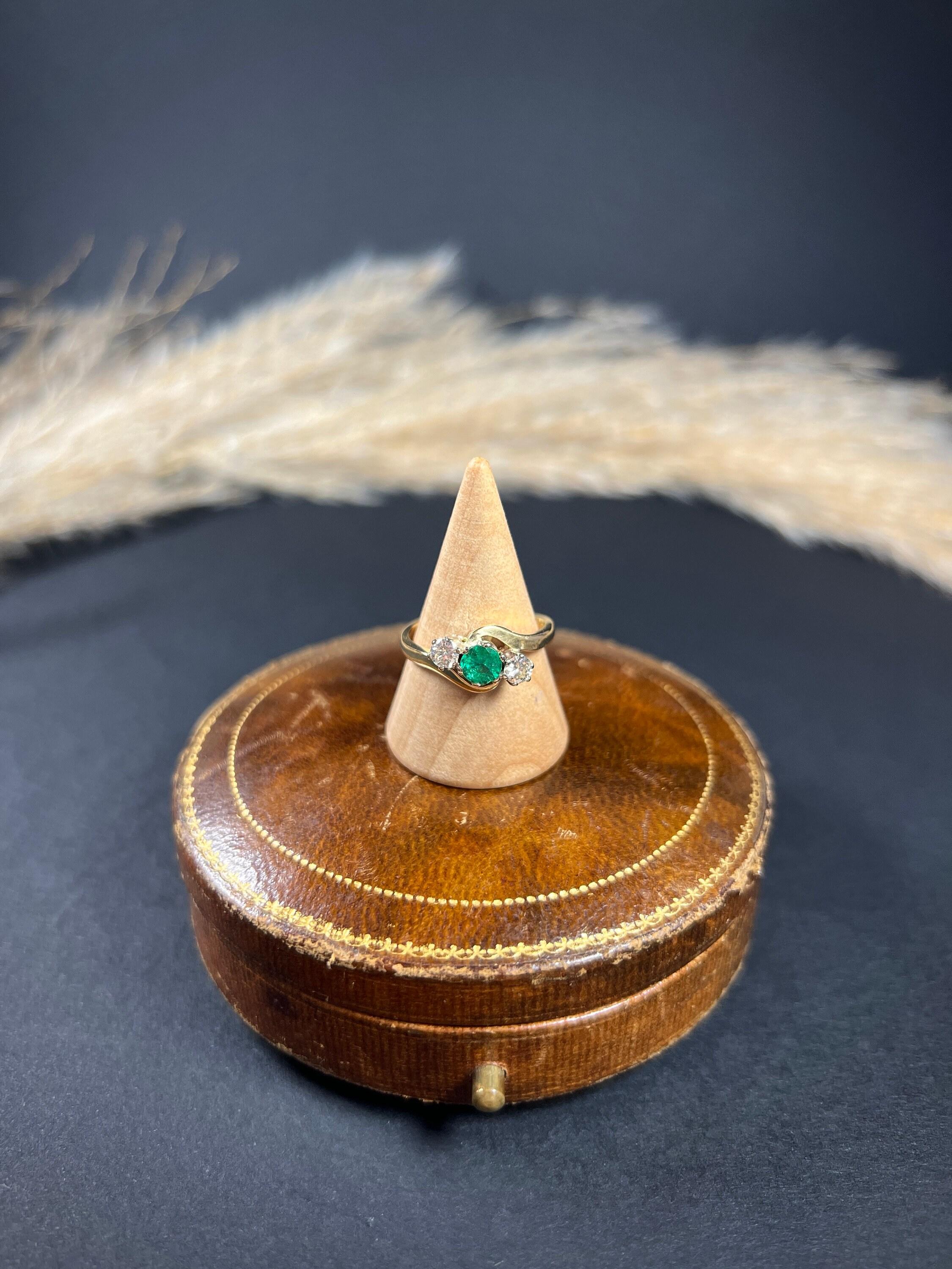 Women's or Men's 18ct Yellow Gold London Marked 1988 Three Stone Emerald & Diamond Crossover Ring For Sale
