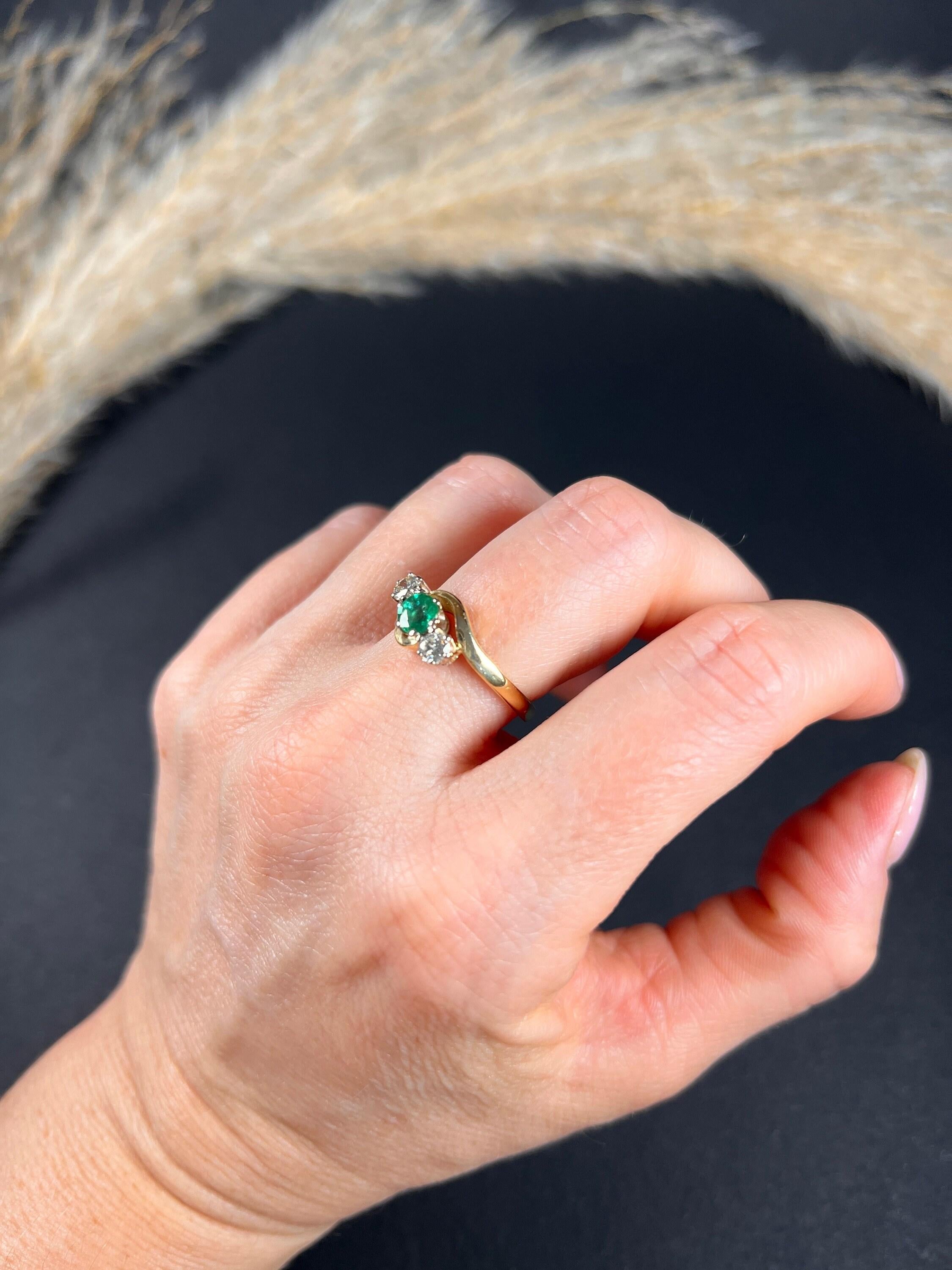 18ct Yellow Gold London Marked 1988 Three Stone Emerald & Diamond Crossover Ring For Sale 2