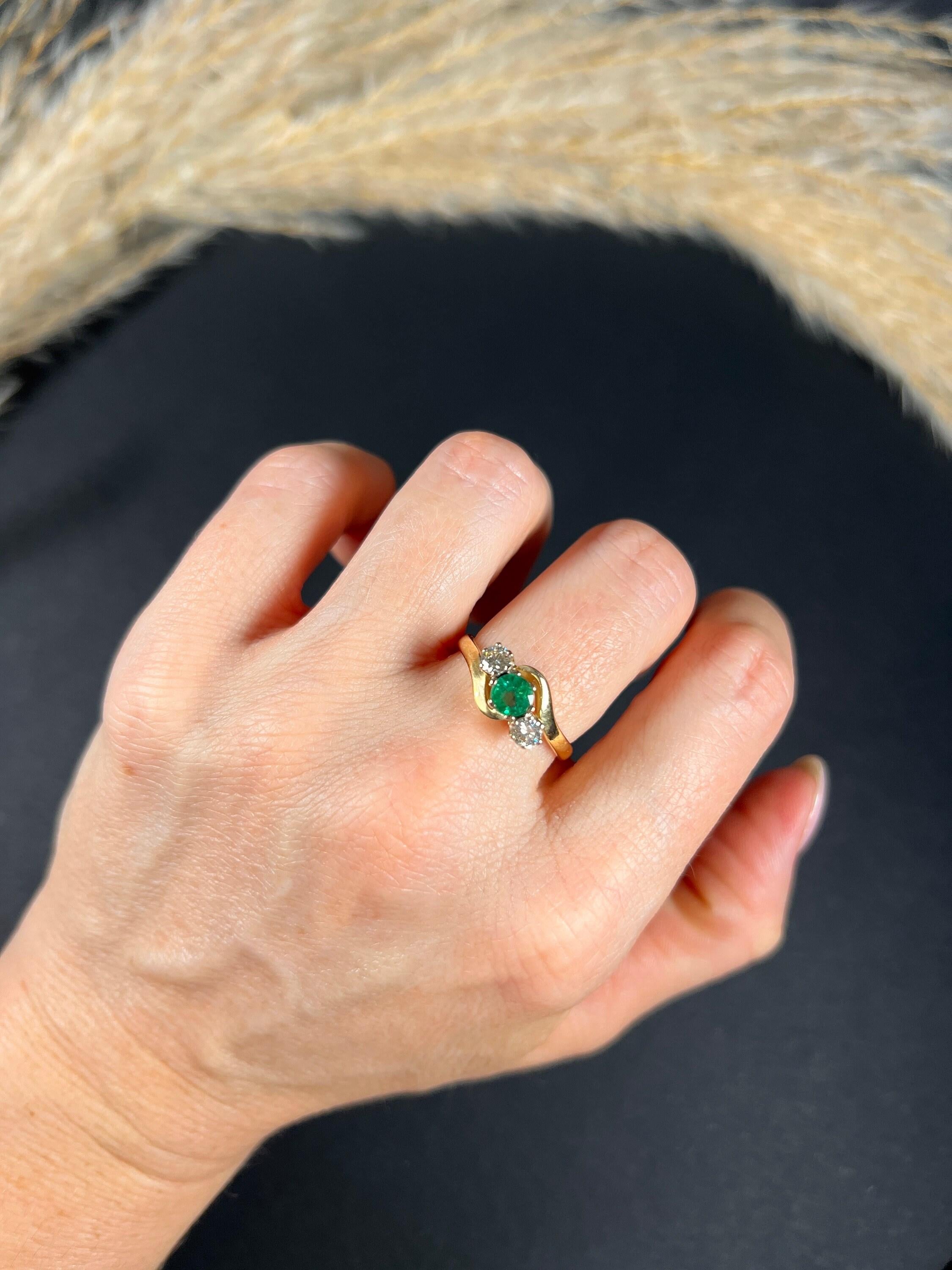 18ct Yellow Gold London Marked 1988 Three Stone Emerald & Diamond Crossover Ring For Sale 3