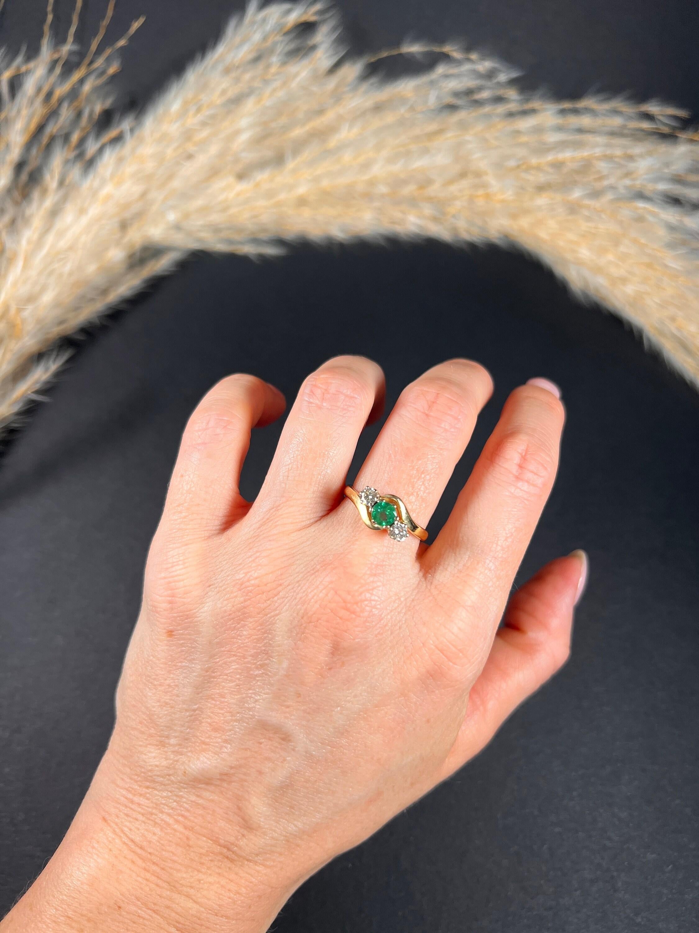 18ct Yellow Gold London Marked 1988 Three Stone Emerald & Diamond Crossover Ring For Sale 4