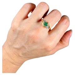 Anillo Cruzado de Tres Esmeraldas y Diamantes en Oro Amarillo de 18 ct, Marcado en Londres en 1988