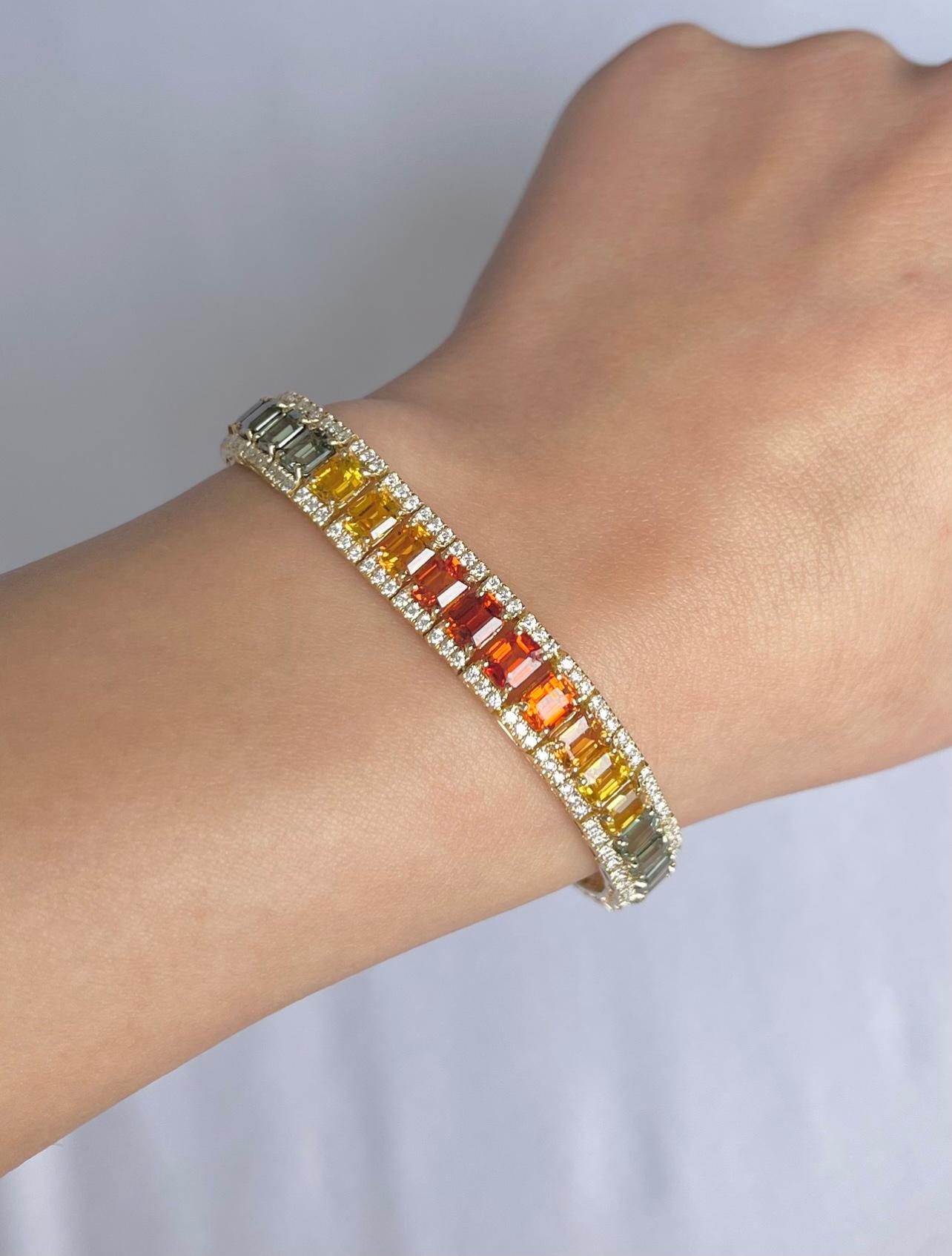 Armband aus 18 Karat Gelbgold mit mehrfarbigen Saphiren und Diamanten (Smaragdschliff) im Angebot
