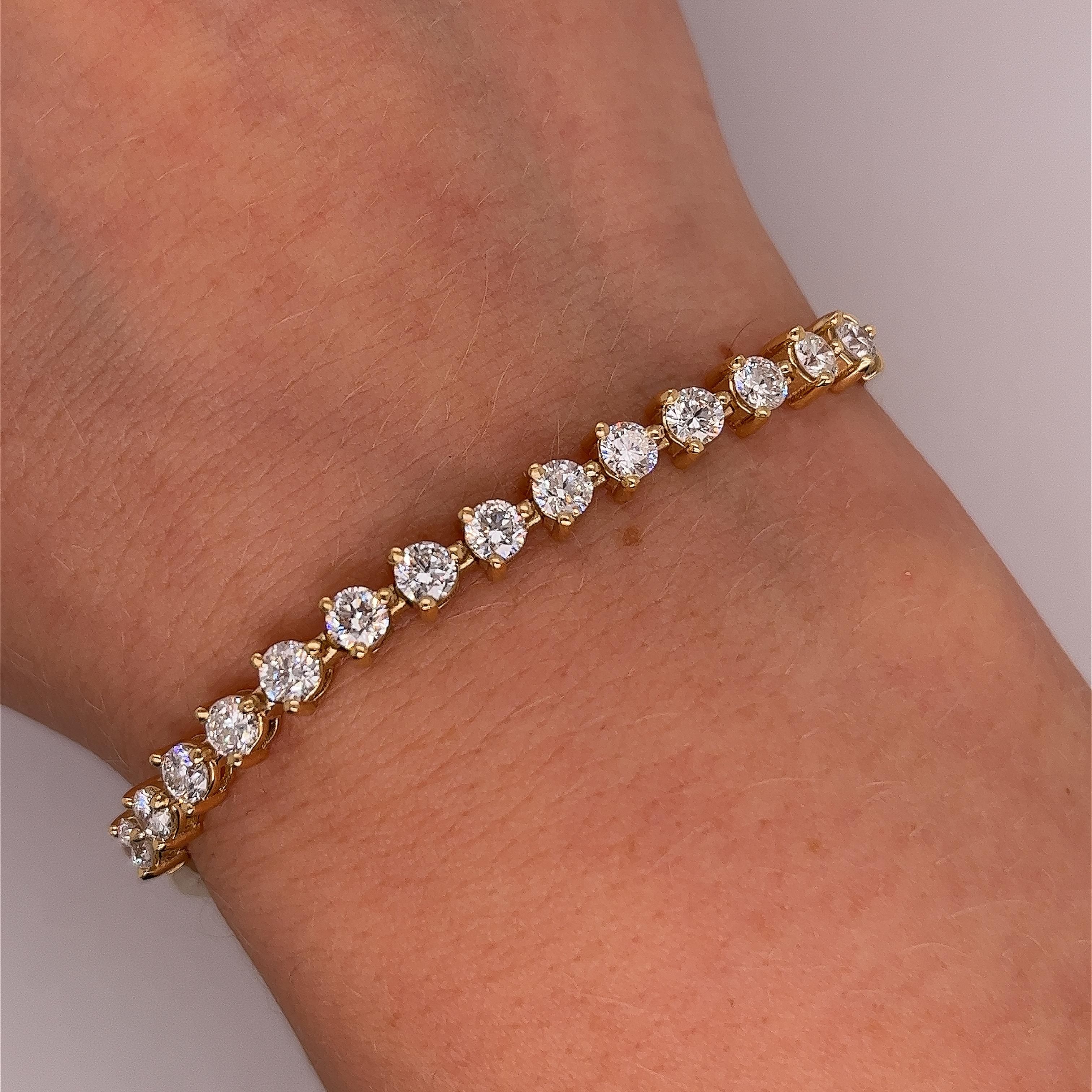18ct Yellow Gold Natural Diamond Bracelet, Set With 2.25ct Round Diamonds For Sale 1