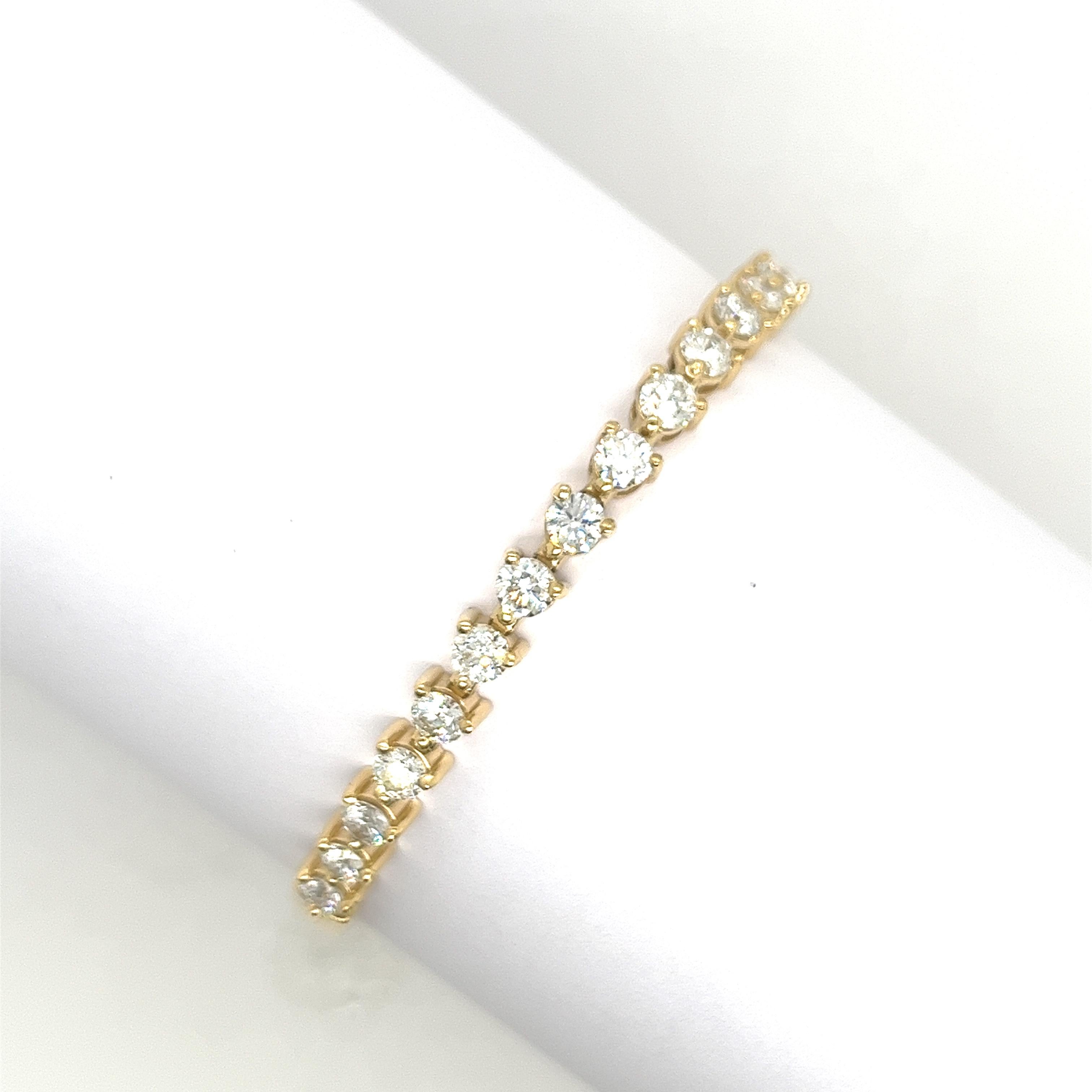 18ct Yellow Gold Natural Diamond Bracelet, Set With 2.25ct Round Diamonds For Sale 3