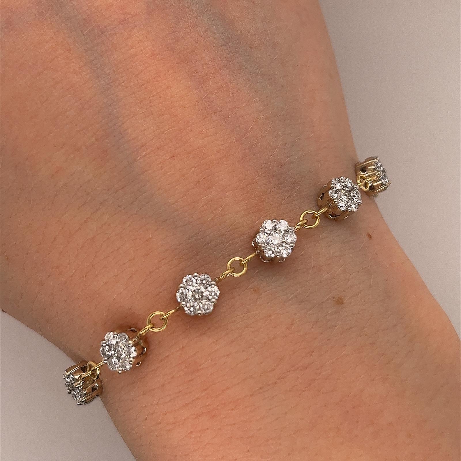 Gönnen Sie sich den ultimativen Ausdruck von Luxus mit diesem exquisiten 

Diamant-Cluster-Armband aus 18 Karat Gelb- und Weißgold. 

Mit 2,80 Karat schillernden natürlichen runden Diamanten, 

Dieses Armband zeigt ein verschlungenes Cluster-Design,