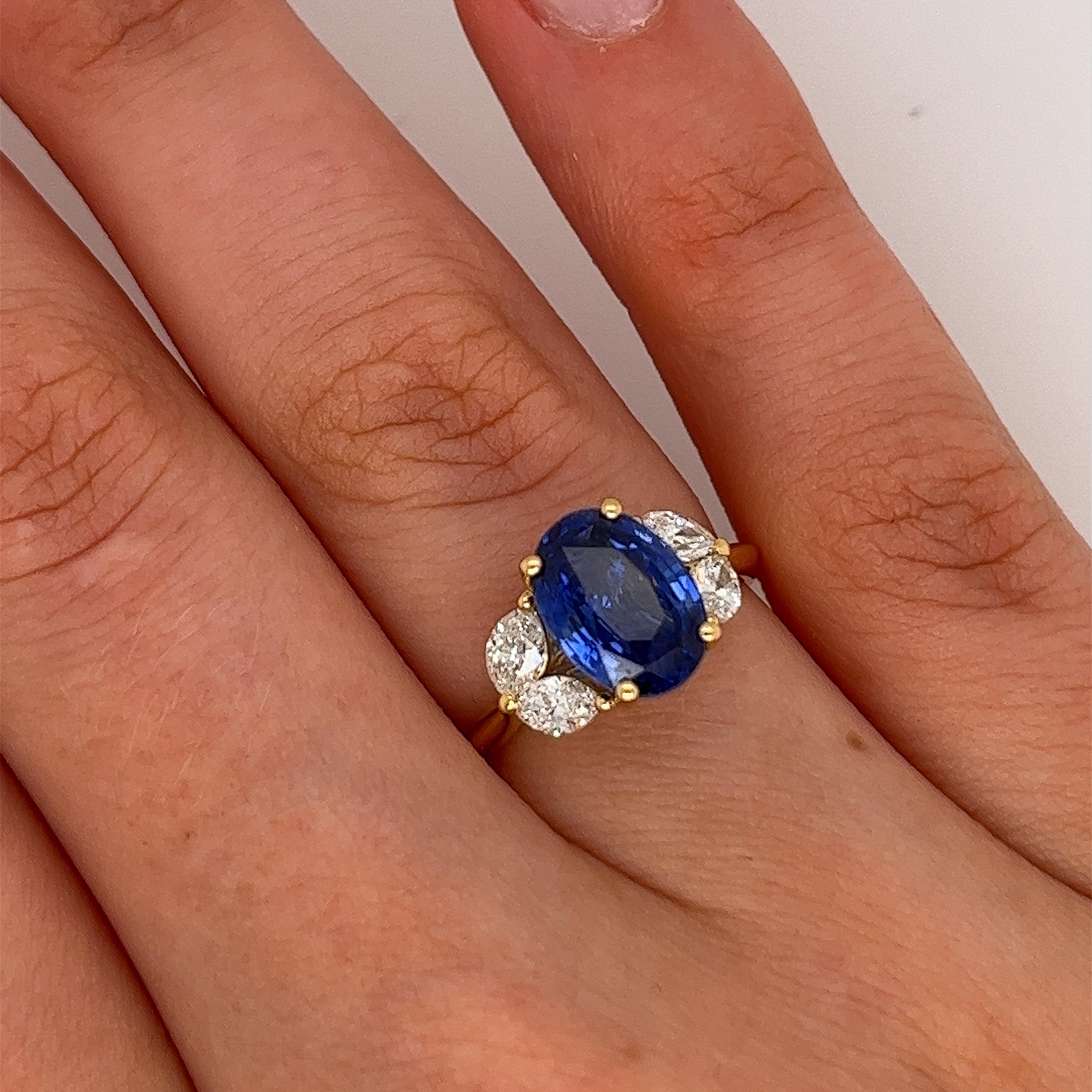 Cette magnifique bague à 3 pierres en or jaune 18ct, sertie de 4 diamants naturels de taille marquise et d'un saphir de forme ovale. Il s'agit d'une bague unique qui attire l'attention.

Poids total des diamants : 0,53ct
Couleur du diamant :