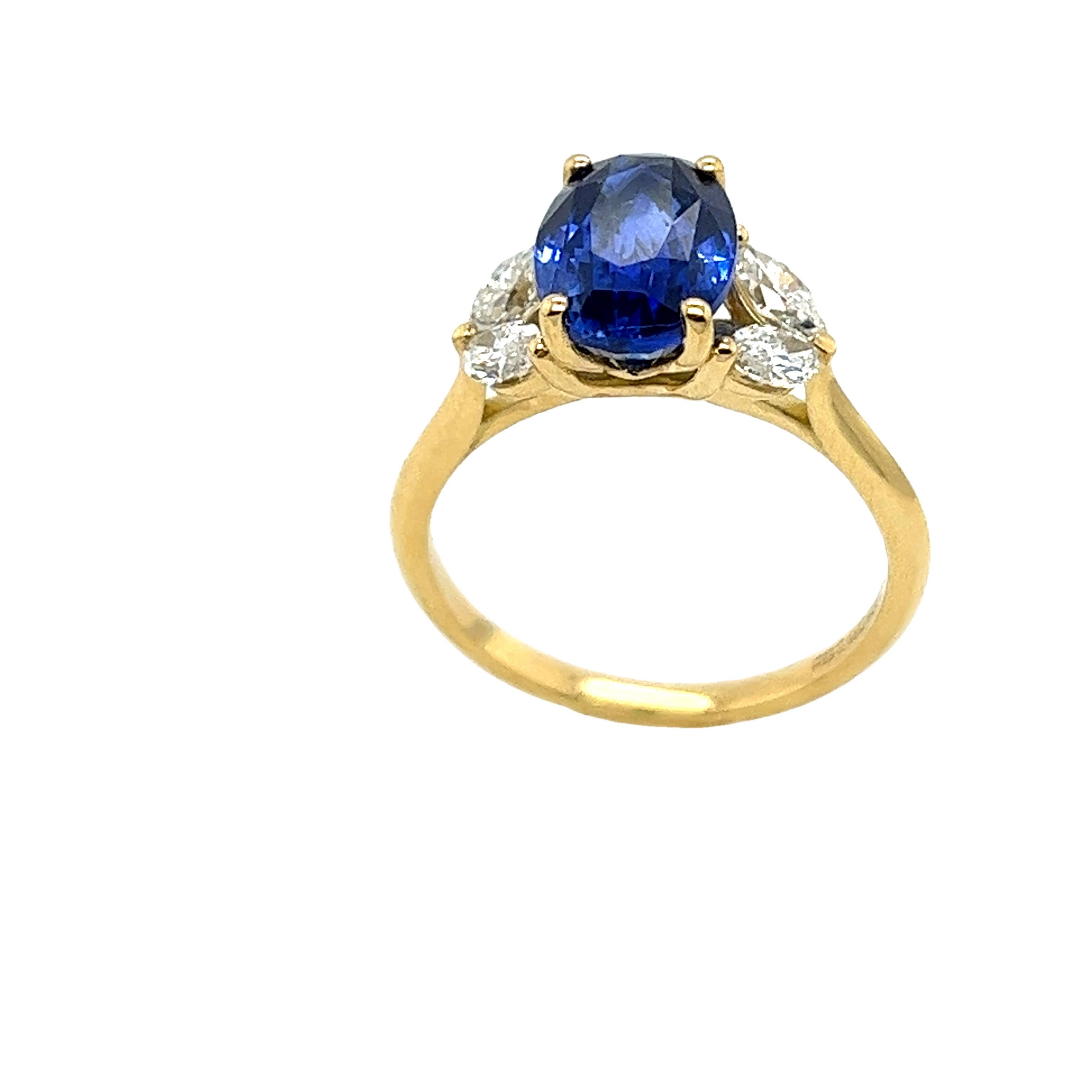 Taille Marquise Bague en or jaune 18 carats, saphir naturel et diamants en vente