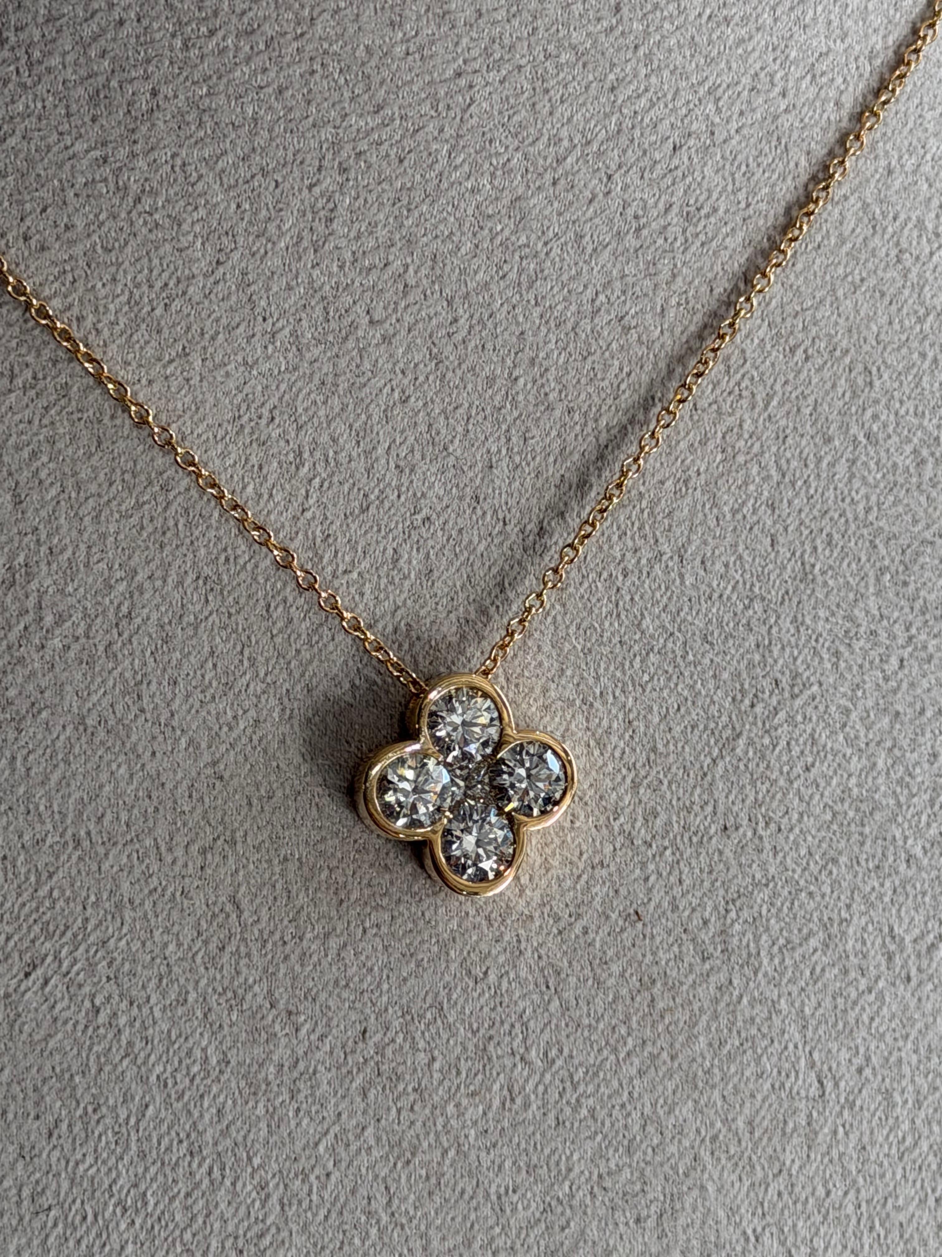 Symbole rayonnant de la grâce et de la finesse de l'artisanat, ce pendentif exquis capture l'essence de la beauté naturelle et de l'élégance intemporelle. Le design présente un motif floral à cinq pierres, où chaque diamant est méticuleusement serti