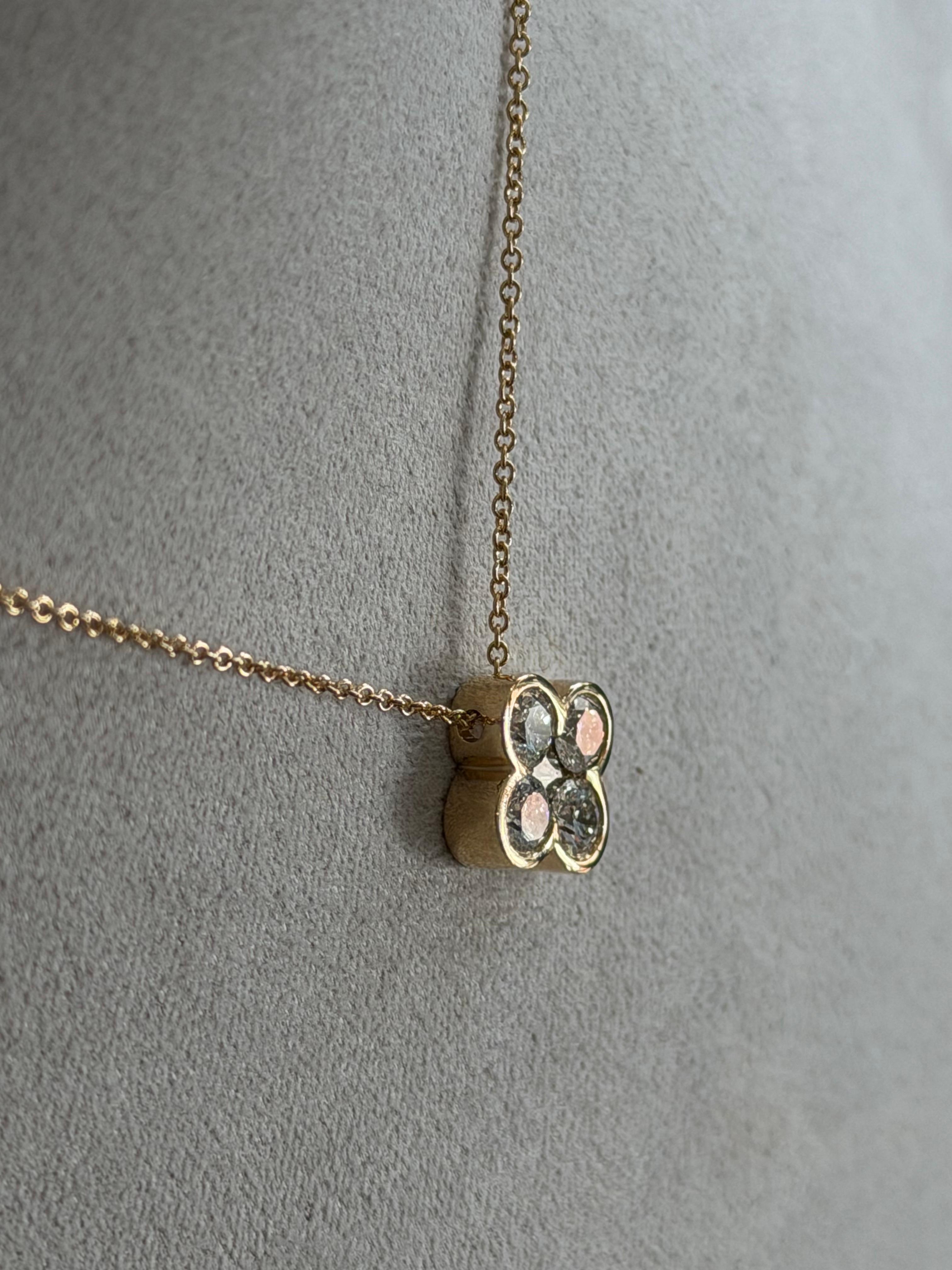 Taille princesse Pendentif fleur en or jaune 18ct diamant blanc naturel en vente