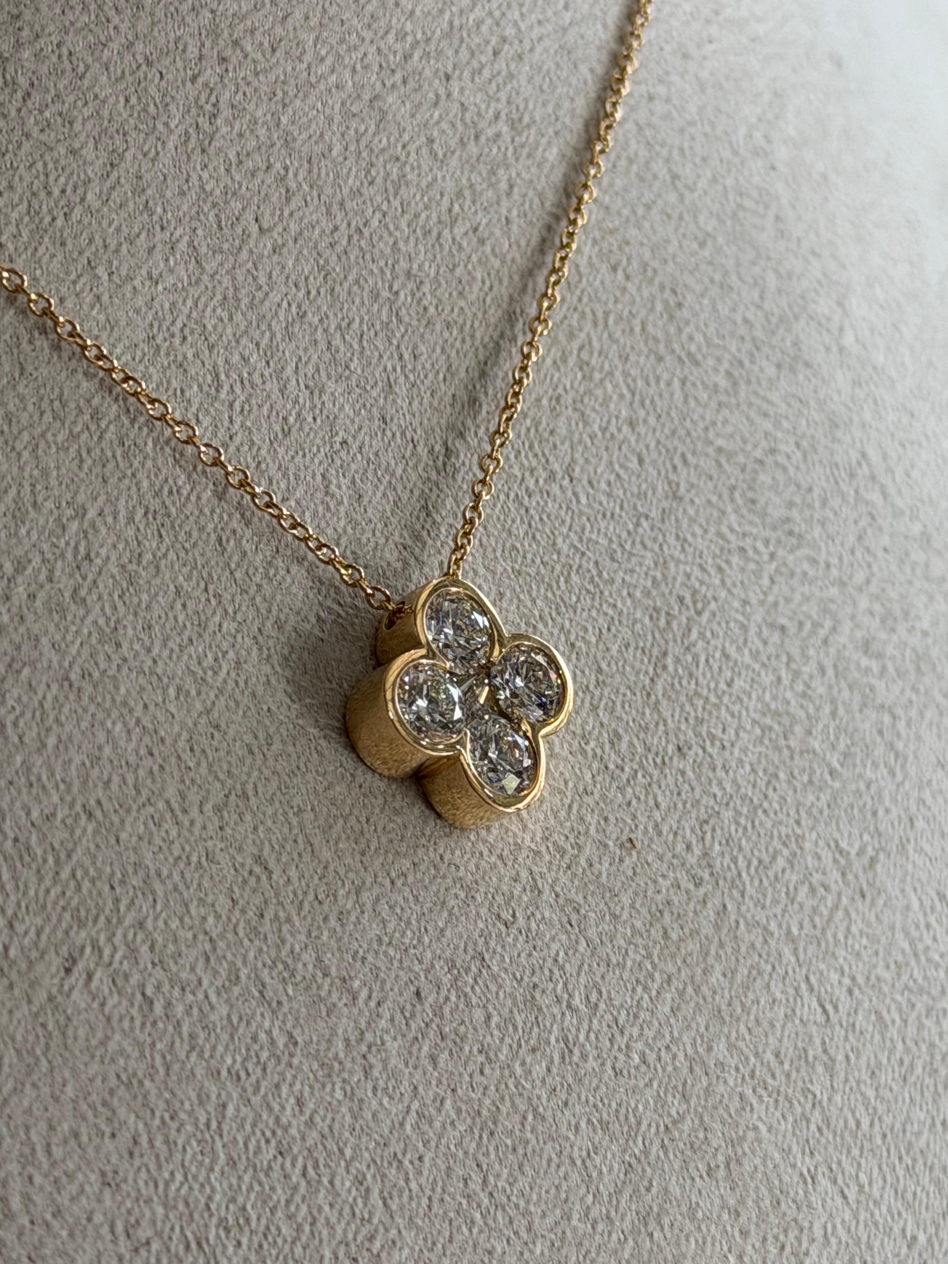 Pendentif fleur en or jaune 18ct diamant blanc naturel en vente 1