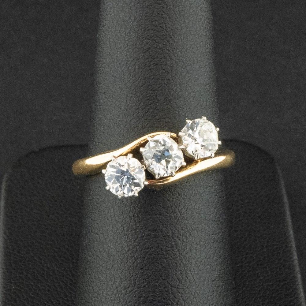 18 Karat Gelbgold Offset 1,2 Karat Diamant Trilogy Ring Größe N 4,9g (Rundschliff) im Angebot