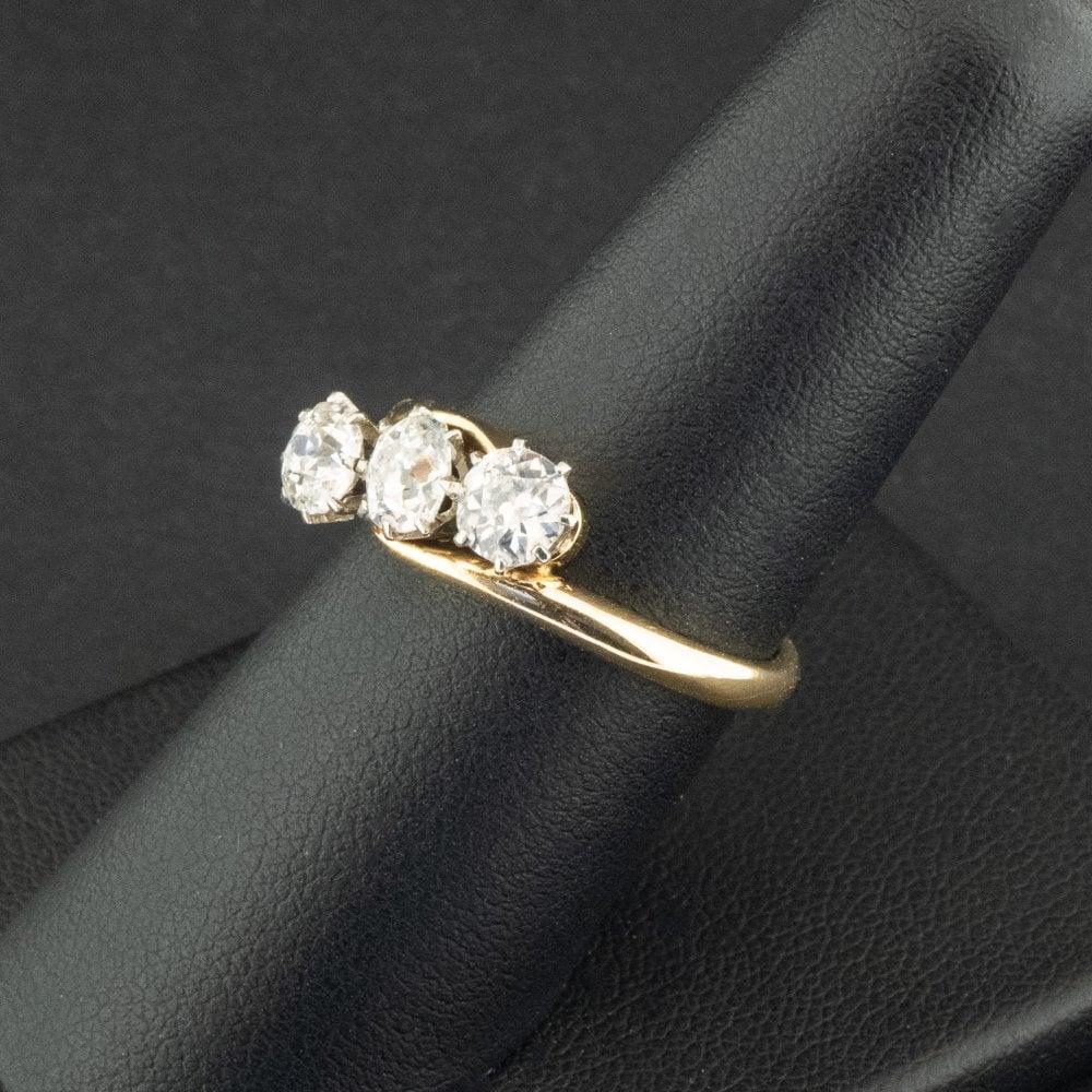 18 Karat Gelbgold Offset 1,2 Karat Diamant Trilogy Ring Größe N 4,9g im Zustand „Gut“ im Angebot in Southampton, GB