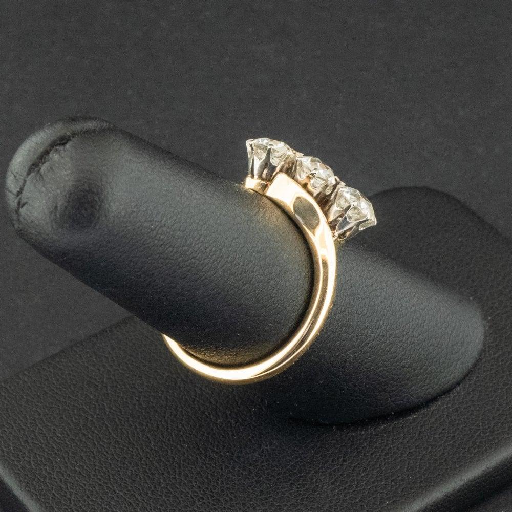18 Karat Gelbgold Offset 1,2 Karat Diamant Trilogy Ring Größe N 4,9g Damen im Angebot