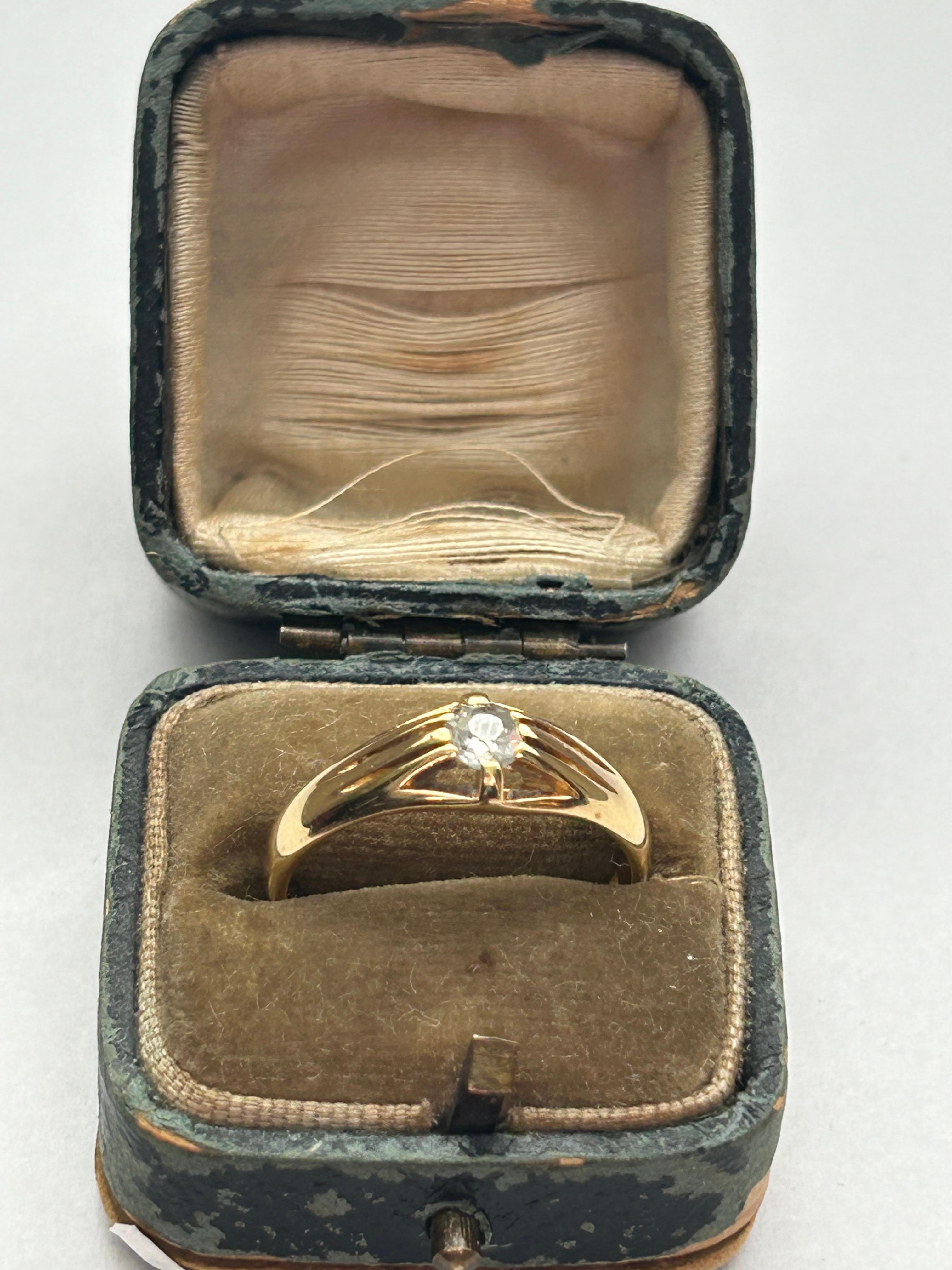 Cette bague solitaire unisexe en diamant de taille ancienne est sertie en or jaune 18ct. Le diamant est de 0,25ct et cette bague est disponible en taille US 9 / UK S.