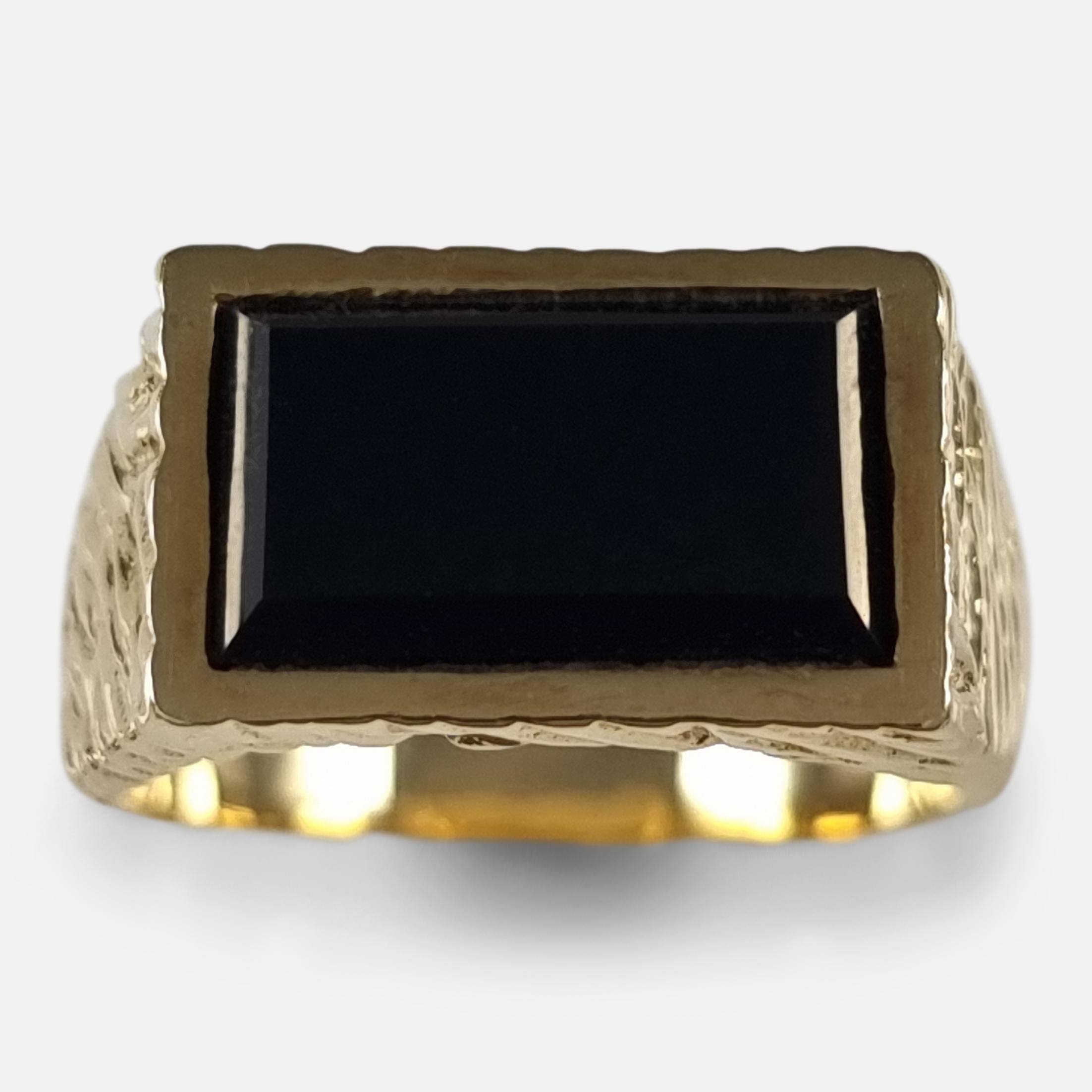 Elizabeth II 18ct yellow gold textured and rectangular black onyx signet style dress ring by Kutchinsky, with original ring box included.

• Assay: .750 (18ct gold).
• Period: Late 20th Century.
• Date: London, 1971.
• Maker: Kutchinsky.
•