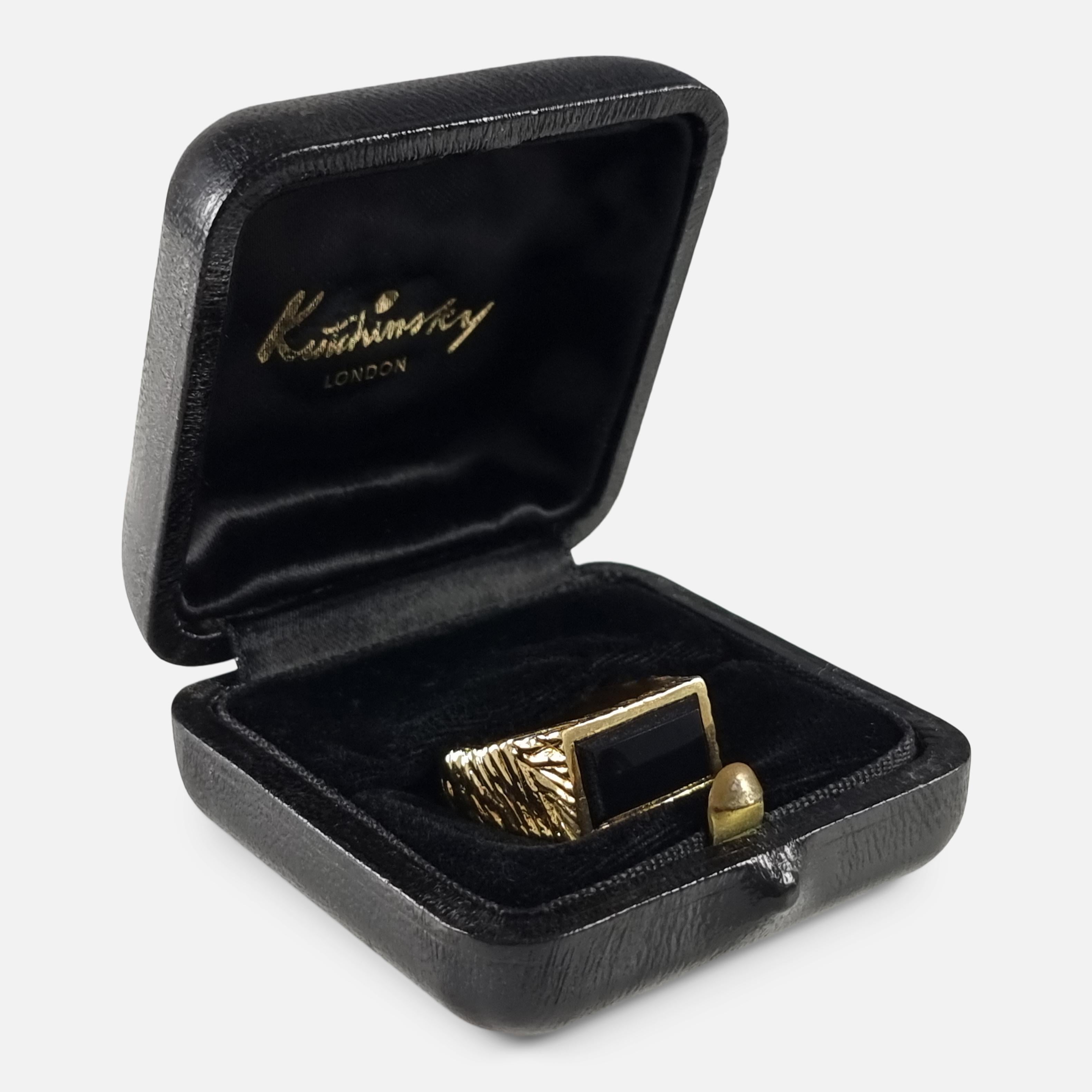 Moderne Kutchinsky, bague signée en or jaune 18 carats et onyx, 1971 en vente