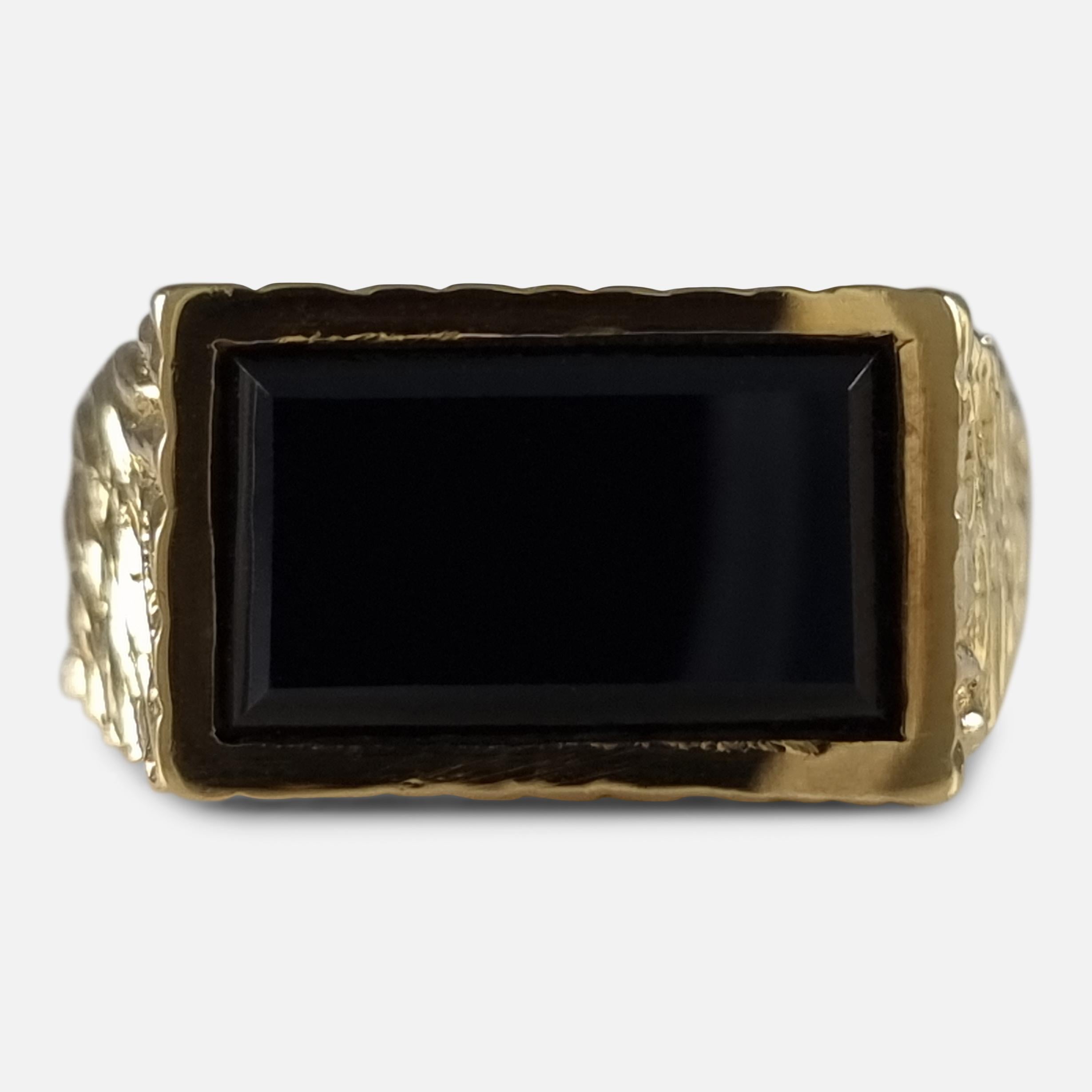 Non taillé Kutchinsky, bague signée en or jaune 18 carats et onyx, 1971 en vente