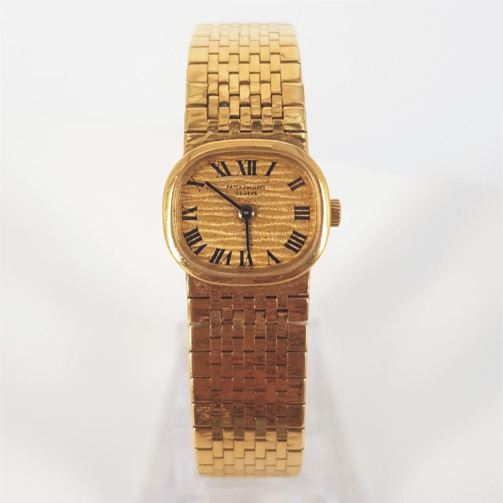 18ct Yellow Gold Patek Philippe Watch – Manual Winder in excellent condition. 
18ct yellow gold case (20mm). Gold dial with Black hands. Integrated 18ct yellow gold mesh style bracelet (56mm).
