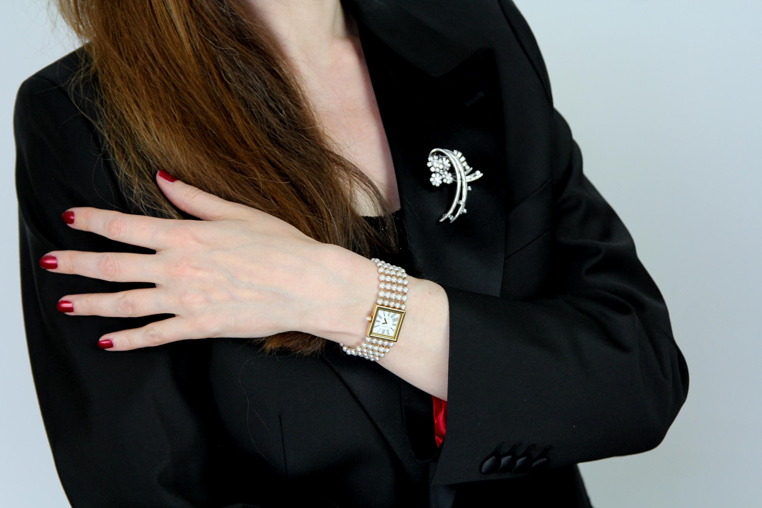 Eine schicke Uhr für das coole Mädchen in der Stadt.

Eine schöne, klassische Chanel Uhr aus warmem 18-karätigem Gelbgold mit einem eleganten quadratischen Zifferblatt mit römischen Ziffern.

Das Armband macht dies dekorativ und schick.  Fünf