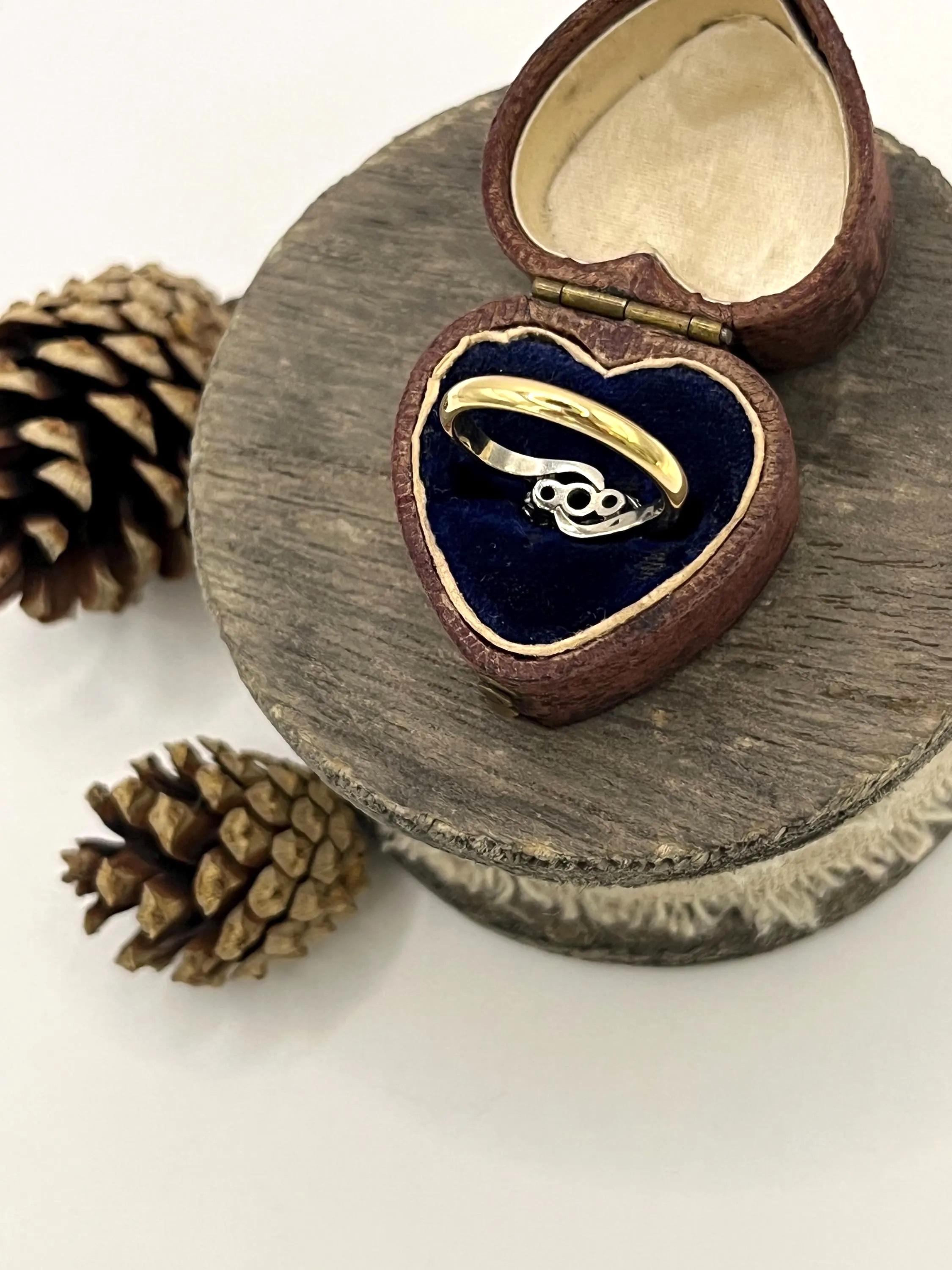 Bague trilogie en or jaune 18 ct et platine, années 1920, à 3 pierres, émeraudes et diamants en vente 5