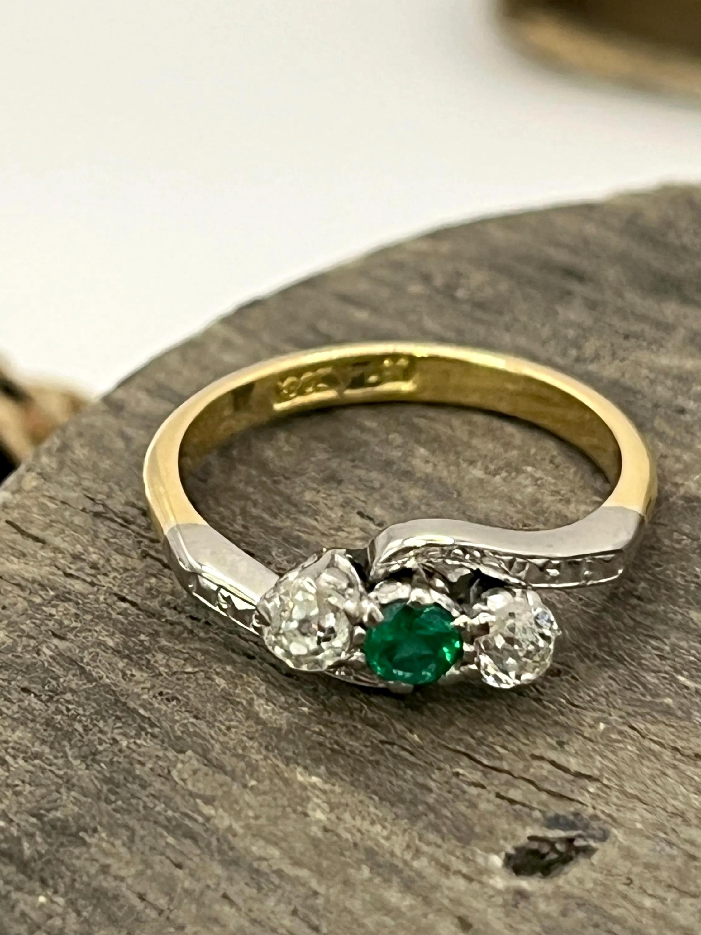 Taille vieille Europe Bague trilogie en or jaune 18 ct et platine, années 1920, à 3 pierres, émeraudes et diamants en vente