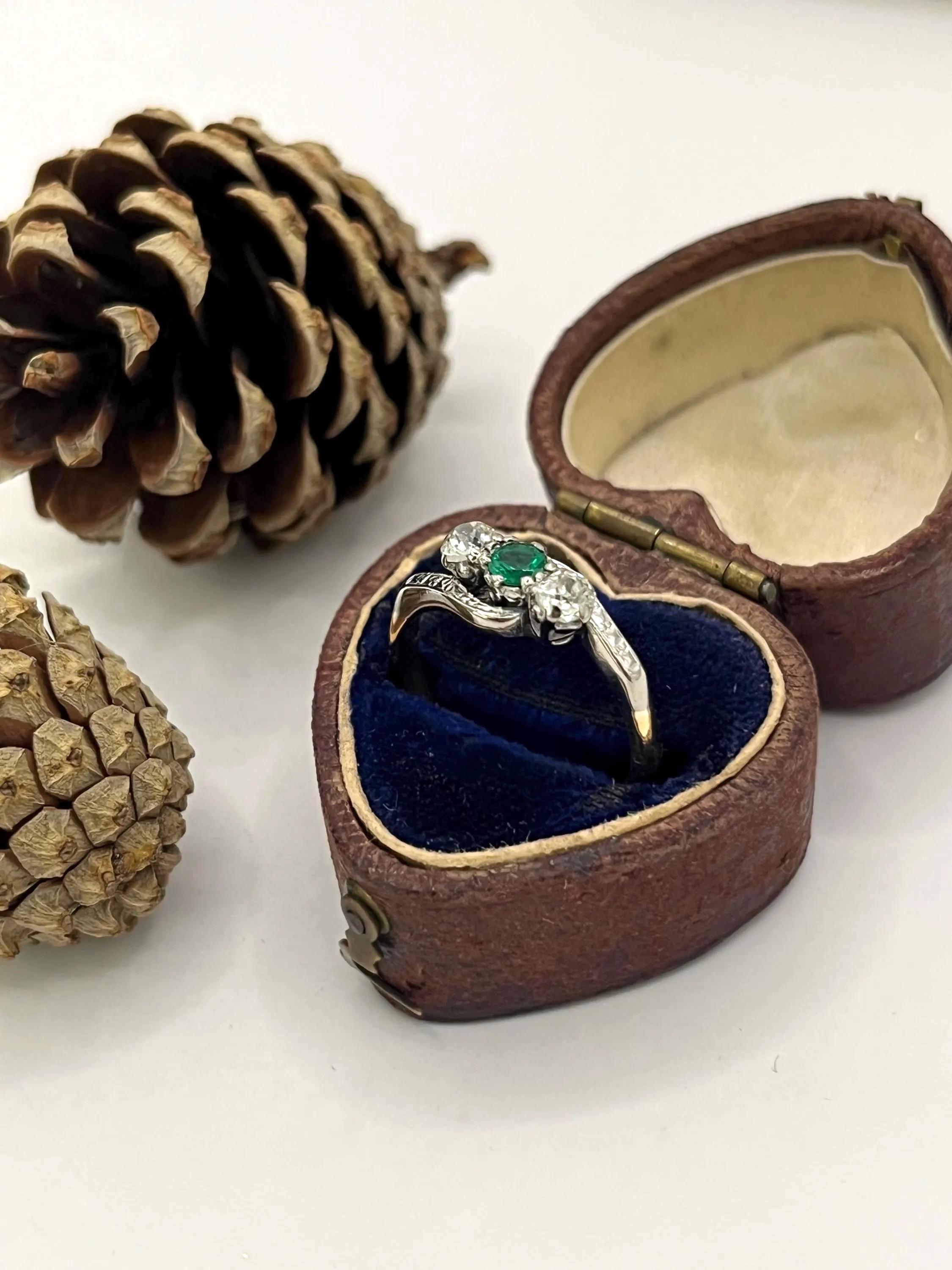 Bague trilogie en or jaune 18 ct et platine, années 1920, à 3 pierres, émeraudes et diamants Unisexe en vente