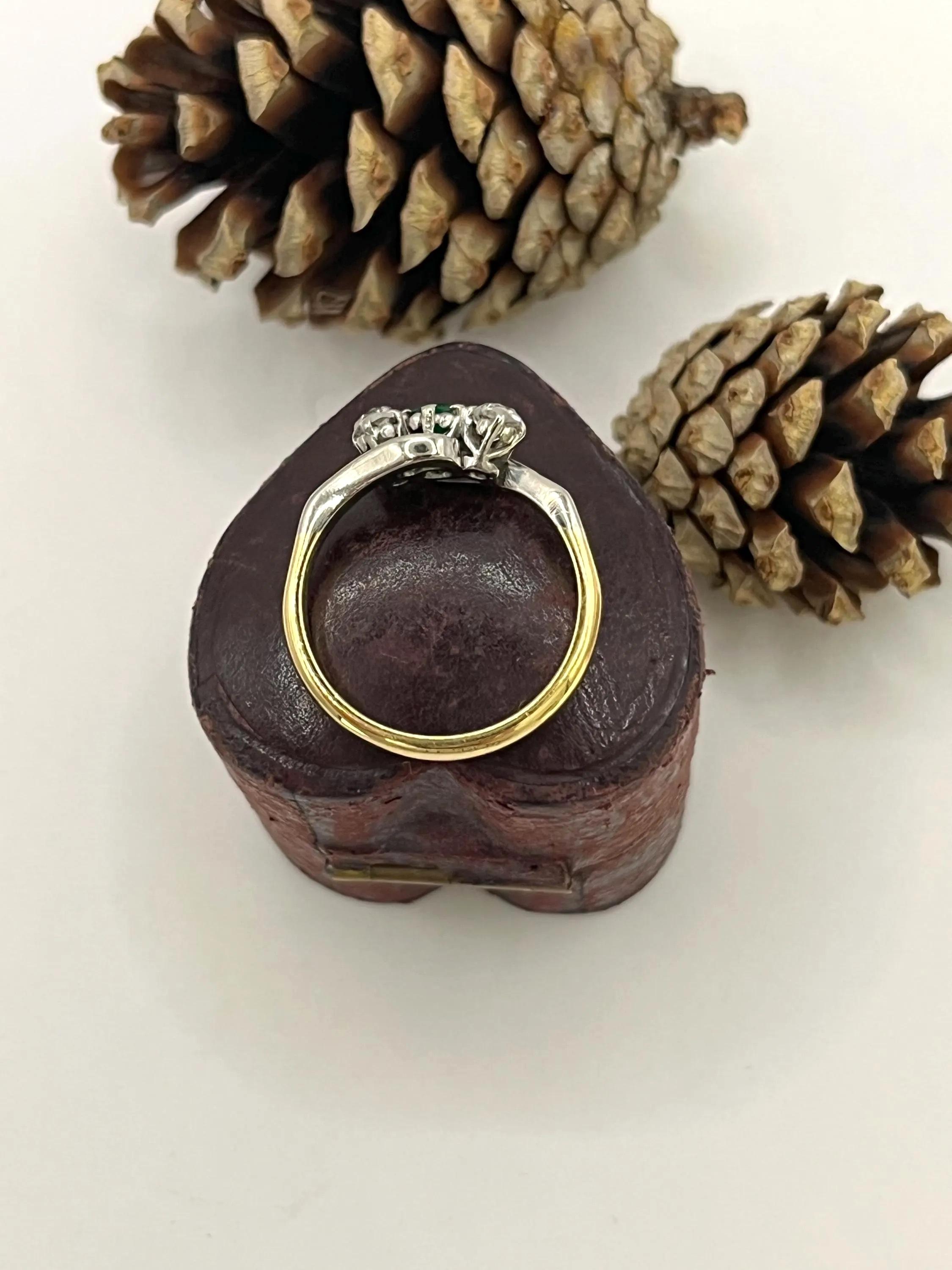 Bague trilogie en or jaune 18 ct et platine, années 1920, à 3 pierres, émeraudes et diamants en vente 1