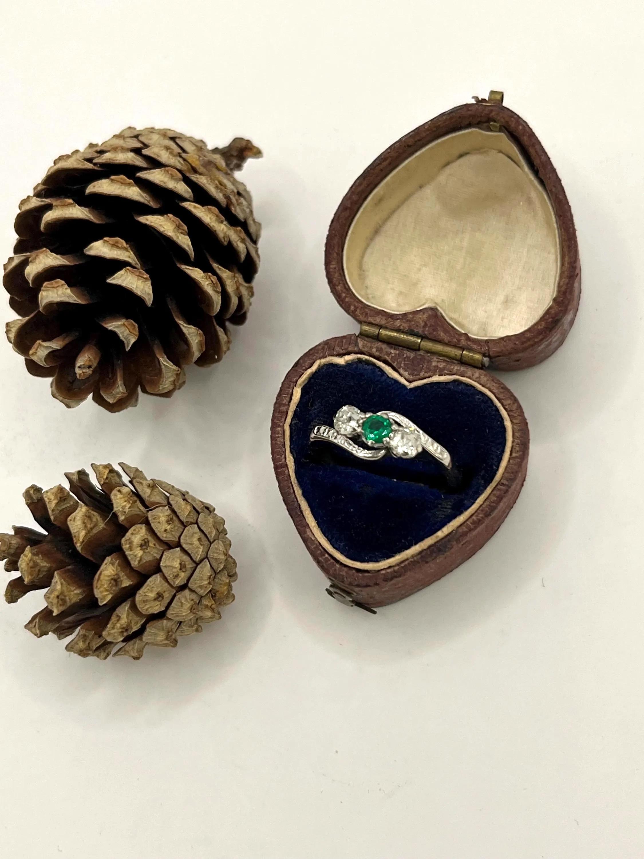 Bague trilogie en or jaune 18 ct et platine, années 1920, à 3 pierres, émeraudes et diamants en vente 3