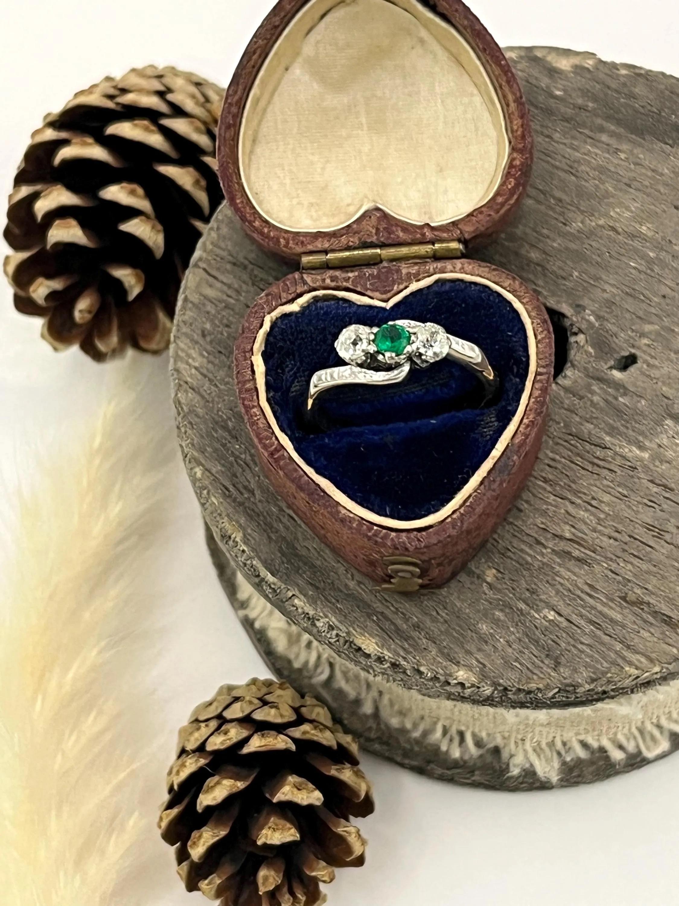 Bague trilogie en or jaune 18 ct et platine, années 1920, à 3 pierres, émeraudes et diamants en vente 4