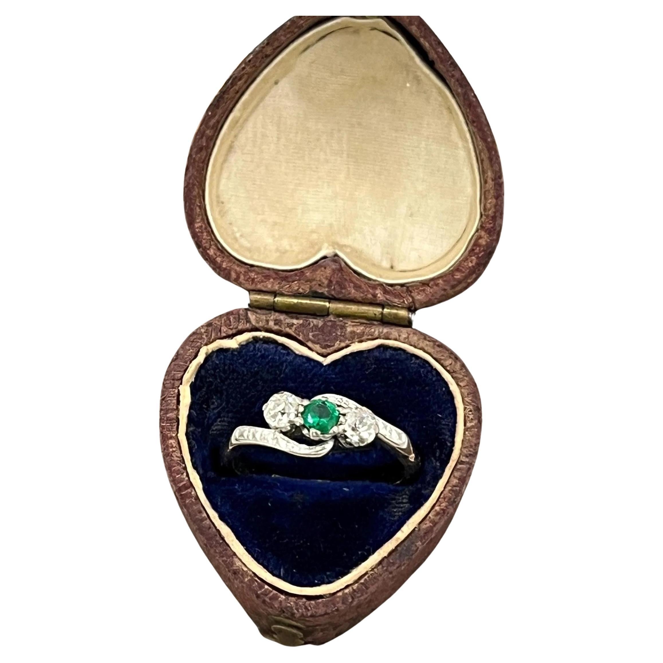 Bague trilogie en or jaune 18 ct et platine, années 1920, à 3 pierres, émeraudes et diamants